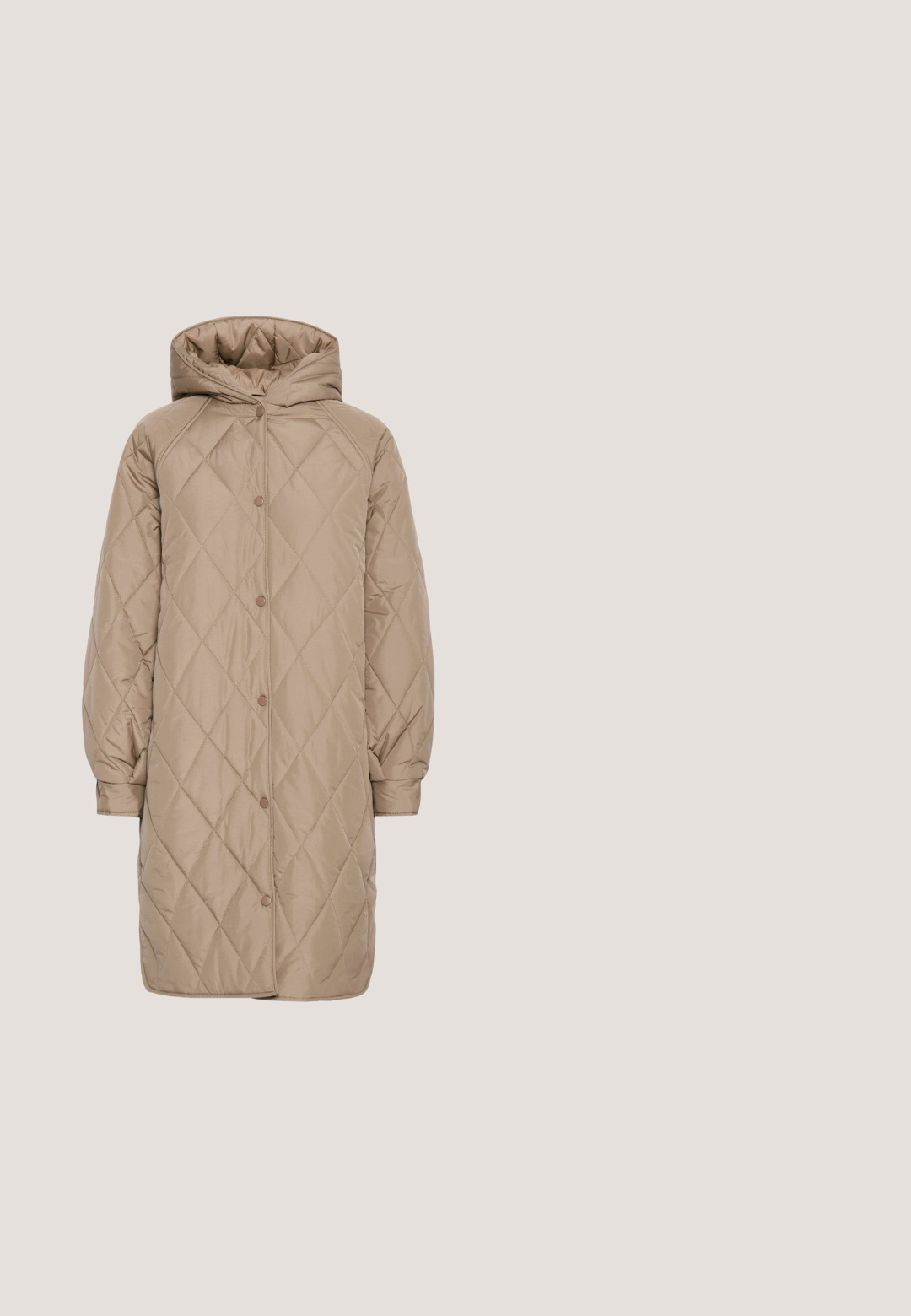 Beige vatteret lang frakke med hætte, der har et diamantmønster, knaplukninger og lange ærmer med elastiske manchetter.; Beige rullekravesweater med et tekstureret honningkcomb mønster, løstsiddende pasform, ribbet manchetter og bund, med et lille brandet accent på siden.; Beige bukser med lige ben og elastisk taljebånd, uden synlige lommer eller pynt, vist mod en hvid baggrund.; Beige vinterstøvler med en blød tekstur, snørremønster, guldfarvede detaljer og en tyk sål for ekstra højde og isolering.; Beige firkantet skuldertaske med blød, krøllet, uldlignende tekstur og justerbar glat strop med metal hardware vedhæftninger.; Guldøreringe i hoops med et design af uendelighedssymbol, glat tekstur og poleret finish, med en hængselklips for sikker bæring.