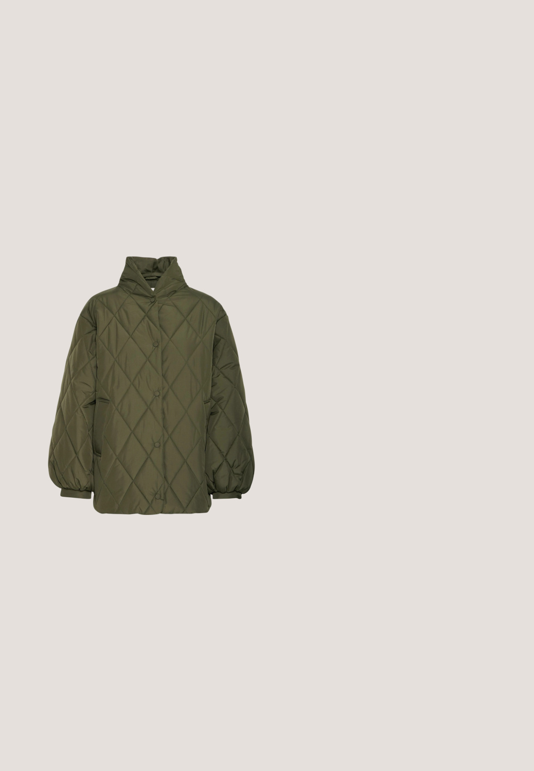 Gepolsterte Steppjacke in Olivgrün. Merkmale sind ein hoher Kragen, abgerundete Schultern, Knopfverschluss und Seitentaschen für Funktionalität.; Grüne gestrickte Strickjacke mit strukturiertem Muster, Rundhalsausschnitt und fünf braunen Knöpfen auf der Vorderseite. Kurze Länge, gerippte Bündchen.; Weißes Langarmshirt mit gleichmäßig verteilten horizontalen olivgrünen Streifen und rundem Ausschnitt.; Olivgrüne, weit geschnittene Hose mit einem elastischen Bund und einer glatten Textur. Verfügt über ein einfaches Design ohne zusätzliche Muster oder Akzente.; Beige und brauner Guess-Sneaker mit Logomustern und dicker Sohle, der über einer Holz- und Steinfliesen-Outdoorfläche schwebt.; Dunkelbraune, halbmondförmige Schultertasche aus Wildleder mit verstellbarem Riemen und Reißverschluss oben vor weißem Hintergrund.