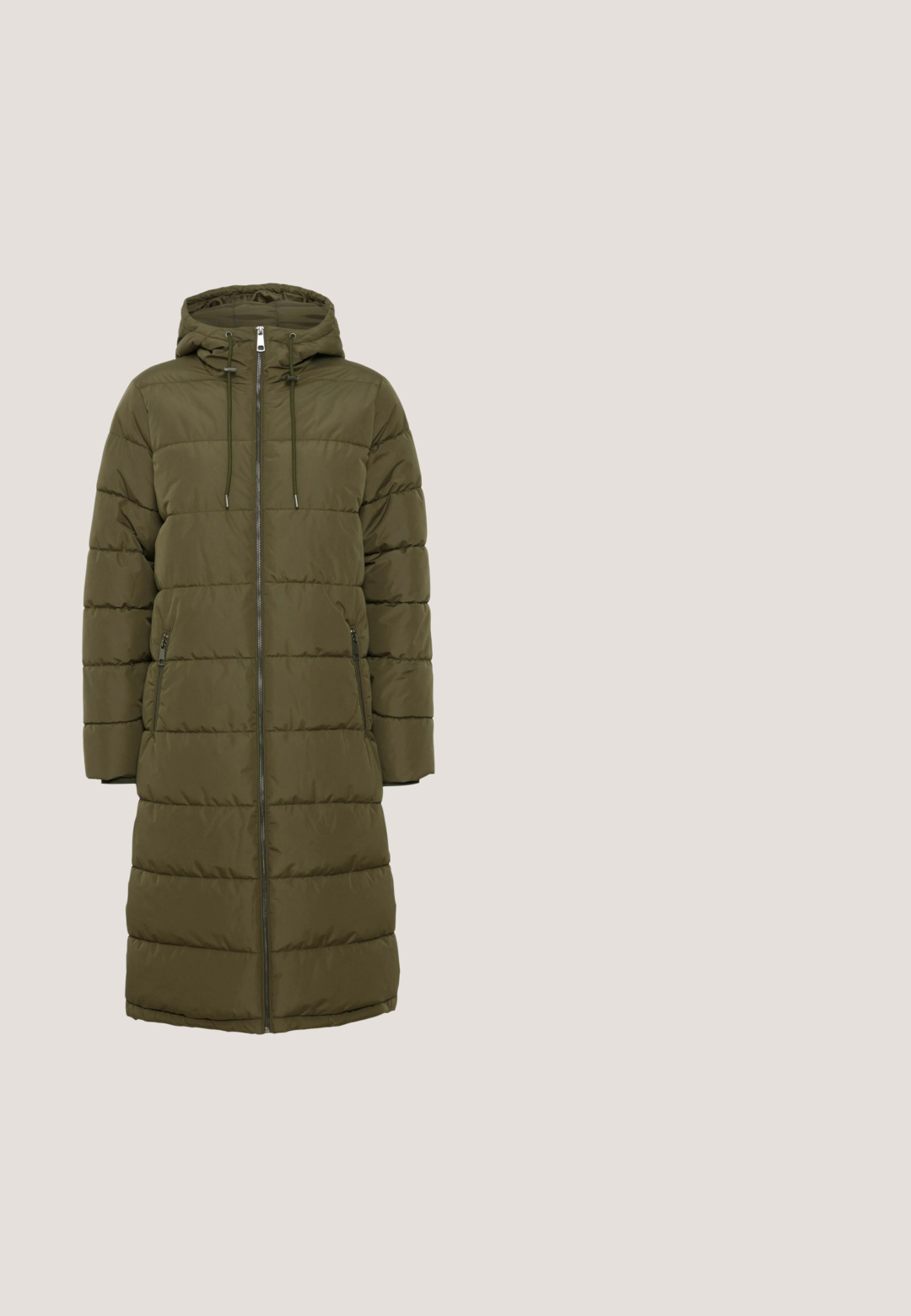 Manteau rembourré vert olive avec capuche, doté d'une fermeture éclair pleine longueur, de cordons de serrage ajustables et de deux poches latérales zippées.; Pull à col roulé en tricot côtelé vert foncé avec des manches longues et une coupe décontractée. Le tissage texturé offre un aspect chaleureux.; Robe tricotée verte à manches longues, col rond et poignets côtelés. Présente une petite étiquette de logo près de l'ourlet.; Bottines en suède vert avec un bout arrondi, des détails cousus et une semelle texturée. Présente un tirant à l'arrière pour un enfilage facile.; Sac à main en cuir vert olive avec des anses larges et un détail de boucle ovale dorée au centre devant.; Fossil Collier - gold-coloured