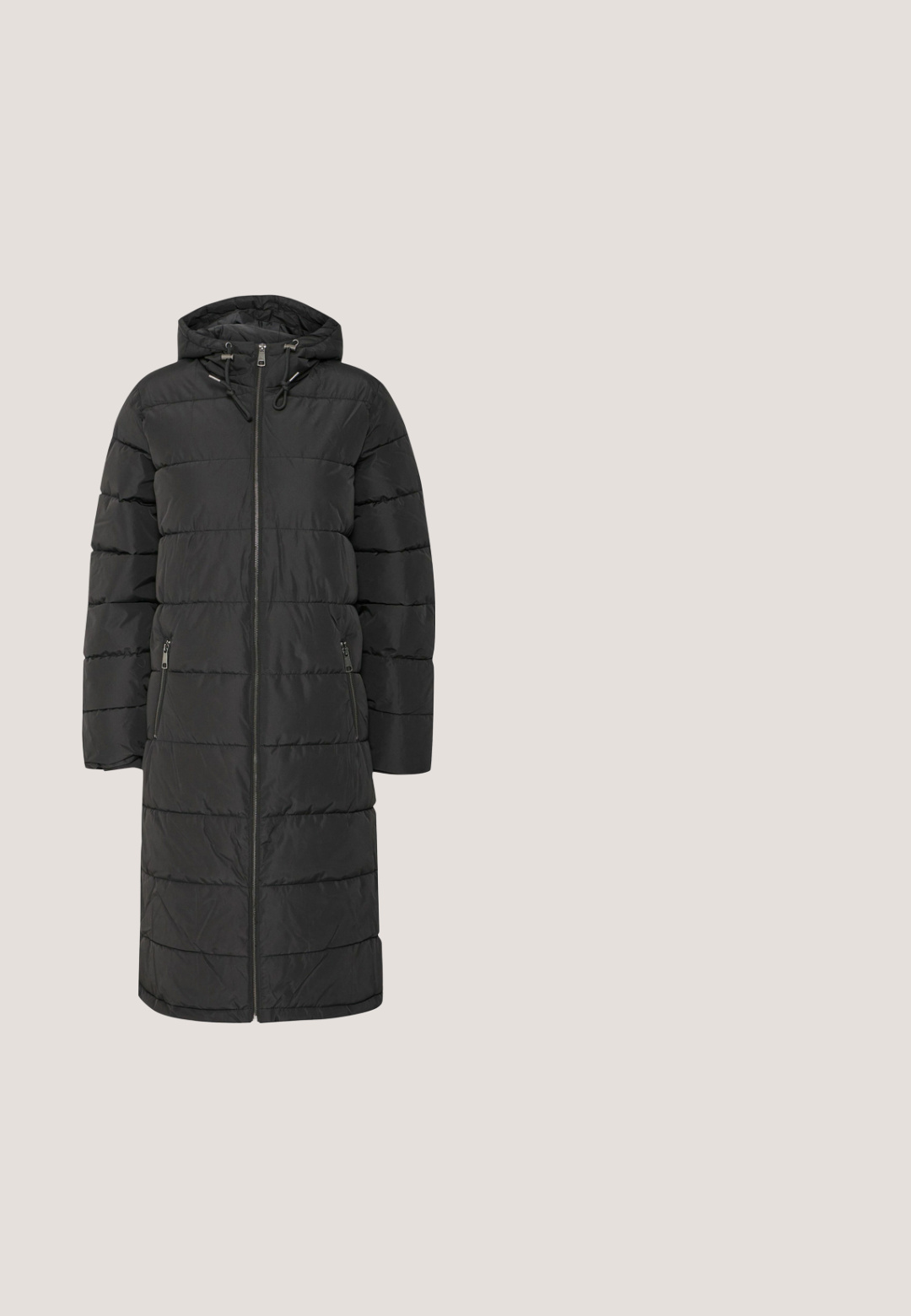 Sort, lang pufferjakke med hætte, med lynlås foran, lodret sømdesign og to sidelommer med lynlås.; Sort kortærmet skjorte med gyldne vandrette striber, ribbet tekstur og rund halsudskæring. Enkel design uden yderligere detaljer.; Sorte cargo-bukser lavet af letvægtsstof, med elastisk talje, sidelommer og en afslappet pasform.; Sort lædersneaker med en glat finish, brun gummisål, snøredesign med seks snørrehuller og tekstureret brun detalje ved hælen.; Sort rektangulær clutch i læder med foldover-klap, aftagelig skulderrem og sølvfarvet metalbeslag på hvid baggrund.; Sølv øreringe med en cylindrisk stift og flad, cirkulær top. Glat tekstur med et minimalistisk design, der fremhæver et slankt og moderne udseende.