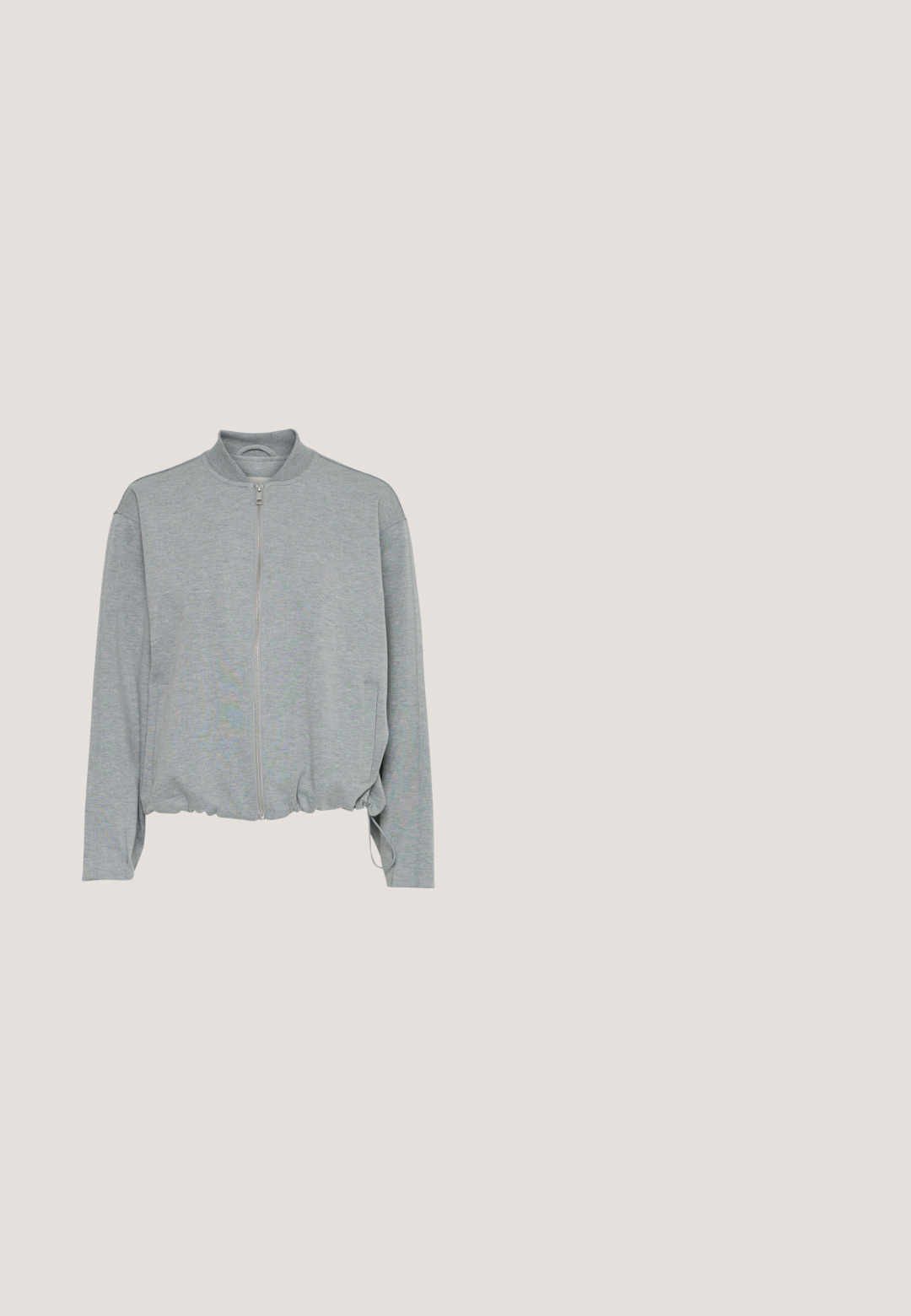 Grijze zip-up jack met een staande kraag, elastische zoom, twee voorzakken en lange mouwen, gemaakt van zachte, gestructureerde stof.; Witte polo met korte mouwen, kraag en gerimpelde V-hals, plat op een witte achtergrond gelegd.; Donkergrijze, wijde denim broeken met een licht verouderde textuur, voorzien van zijzakken en een knoopsluiting in de taille.; Nike sneakers van witte, zwarte en bruine materialen. Kenmerken zijn een getextureerde bruine flap, gestreept ontwerp en traditionele vetersluiting met gouden accenten.; Beige rechthoekige clutch met een zachte textuur, metalen rits en een zilveren kettingriem opgerold naast de clutch op een witte achtergrond.; Abstracte oorbellen in zilverkleur met gladde, glanzende oppervlakken en organisch gevormde krommen voor een modern ontwerp. Bevestiging met stekertje aan de achterkant.