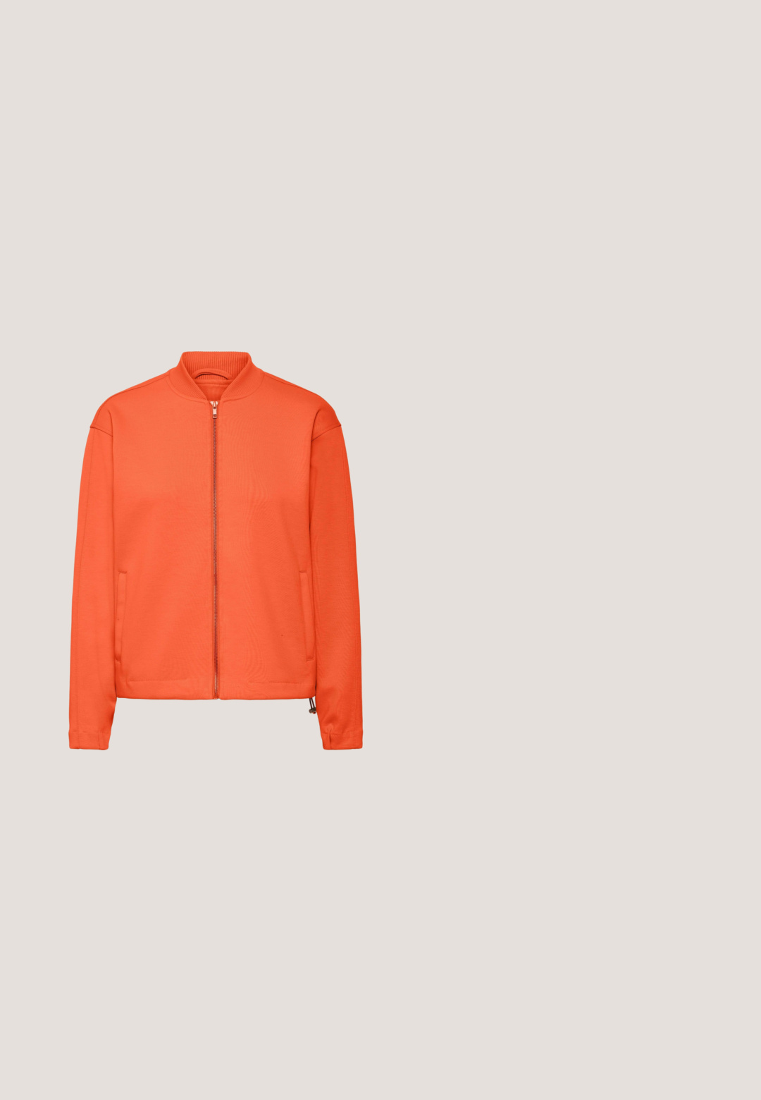 Chaqueta naranja con cremallera y cuello acanalado, dos bolsillos frontales y una textura suave. Presenta un diseño minimalista y puños ajustables.; Camiseta naranja de manga corta, cuello redondo y corte oversized, con etiqueta visible en el cuello, sobre fondo blanco.; Pantalones de pierna ancha hechos de una tela suave y naranja. Cuentan con una cintura con cordón y dos grandes bolsillos cosidos a los lados.; Zapatilla Gola en tonos naranja y óxido con rayas blancas, cordones y suela de goma, vista de lado sobre un fondo blanco.; Bolso de mano naranja brillante en forma de media luna con correa acolchada y logo de la marca sutilmente centrado en la superficie frontal.; Pendientes pequeños de aro de oro con esmalte naranja brillante en la mitad inferior, mostrados con postes y cierre de mariposa sobre un fondo blanco.