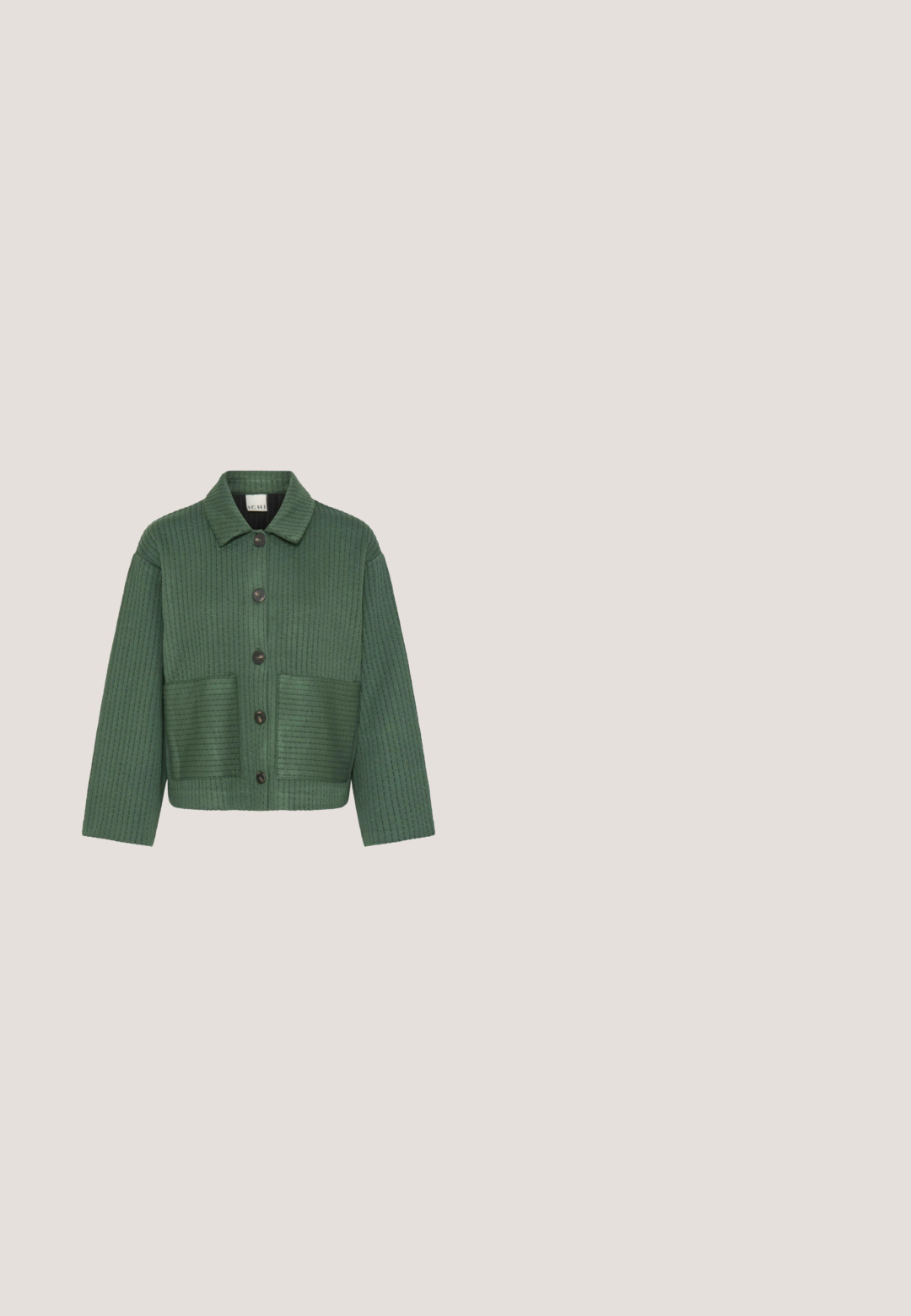 Veste matelassée verte avec un col, fermeture à boutons sur le devant et deux poches avant. Fabriquée en tissu texturé et conçue dans une forme ample.; Pull court vert clair avec texture côtelée, manches longues et motifs diagonaux distinctifs sur le corps et les manches.; T-shirt vert à manches courtes avec col rond et texte "LINES IN THE SANDS UNDER DESERT SKIES" brodé au centre devant.; Pantalons en coton couleur crème avec une coupe droite, cinq poches et une fermeture à bouton à l'avant. Texture lisse, style décontracté.; Sneaker athlétique blanc et vert en suède et cuir, avec un bout rond, des accents texturés et un détail pastel sur le talon.; Sac à main en cuir bleu clair avec deux poignées, nœud décoratif, logo argenté et bandoulière amovible à motifs sur fond blanc.