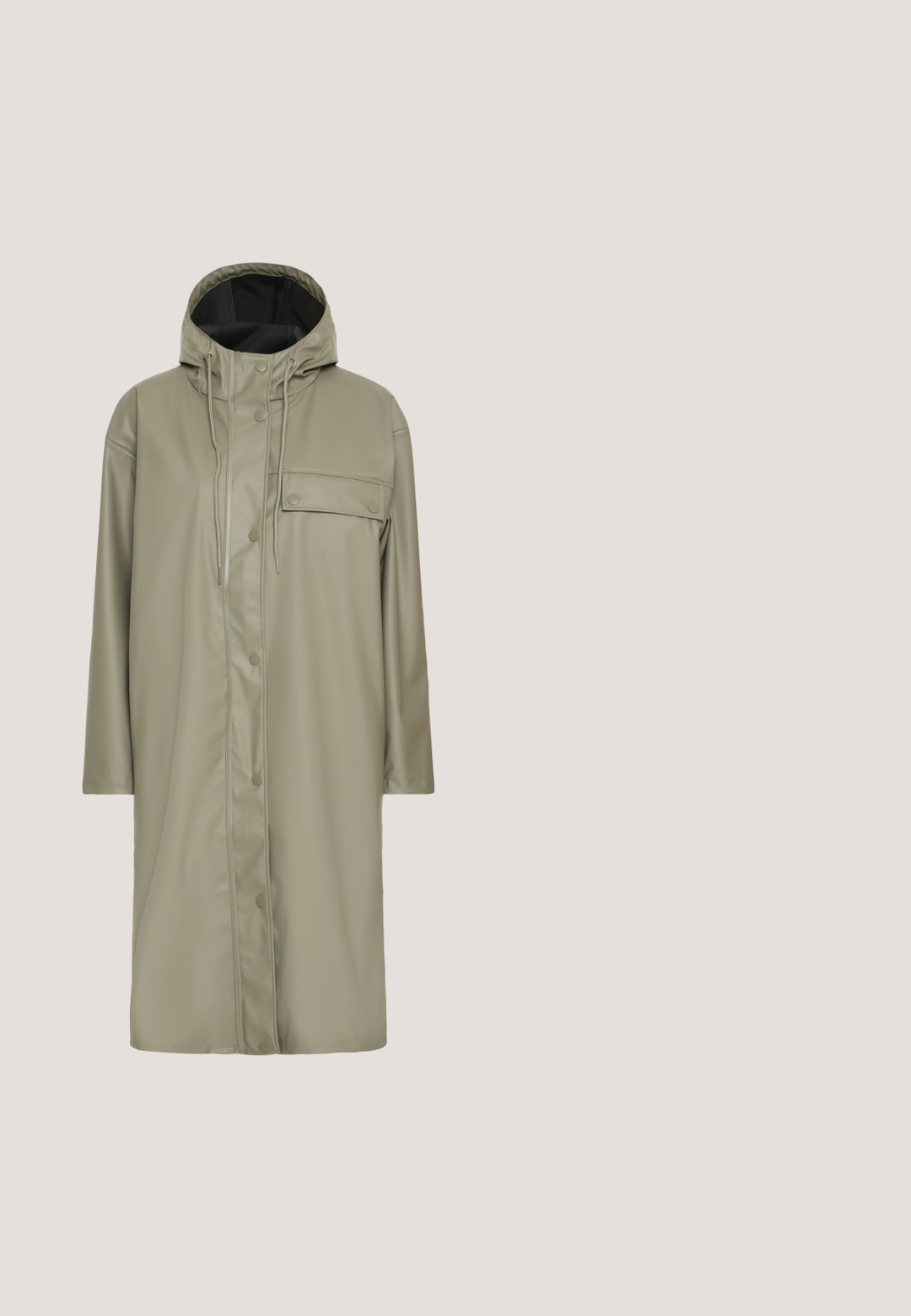 Manteau imperméable de longueur mi-longue fabriqué dans un matériau gris clair brillant. Il dispose d'une capuche, de boutons-pression et d'une poche avant avec rabat.; Sweatshirt vert en tissu doux, avec un col rond, des épaules tombantes et des poignets et ourlet côtelés. Design simple et uni.; Chemise à manches courtes de couleur vert foncé avec un devant à boutons, deux poches poitrine et un col classique. Fabriquée en tissu léger avec une texture lisse.; Pantalon de survêtement vert olive fabriqué en tissu doux, avec une taille élastique dotée d'un cordon de serrage, des poches latérales et des coutures épurées.; Baskets en toile vertes avec une semelle en corde de jute, dotées de lacets métalliques et d'un logo sur le côté. Bout arrondi, design à profil bas.; Sac en tissu vert olive de forme courbée, équipé d'une bandoulière et d'un patch logo à l'avant. Texture lisse et fermeture éclair.