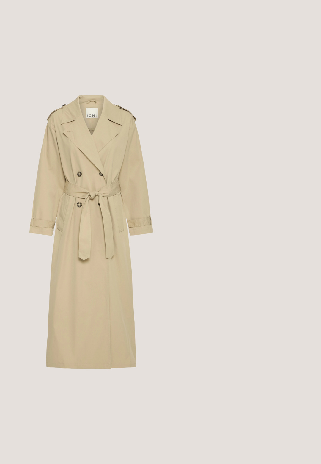 Lang beige trenchcoat med dobbeltradede knapper, brede revers, bælte i taljen, skulderstropper og manschetstropper.; Langærmet, hvid ribbet striktop med rund halsudskæring og let bølgede kantkanter.; Højtaljede cremede bukser med brede ben og pressefolder, lavet af glat stof, med et rent design og skræddersyet pasform.; Beige lav-top sneaker med perforerede sider, snørebånd foran, tyk sål og trækflig ved hælen, vist i profil på hvid baggrund.; Beige rektangulær skuldertaske i læder med synlige syninger og en lynlåslukning øverst med en kvast som lynlåstrækker.; Guldtonede U-formede øreringe med en poleret overflade. Har en post-back og et buet design med varierende højder.