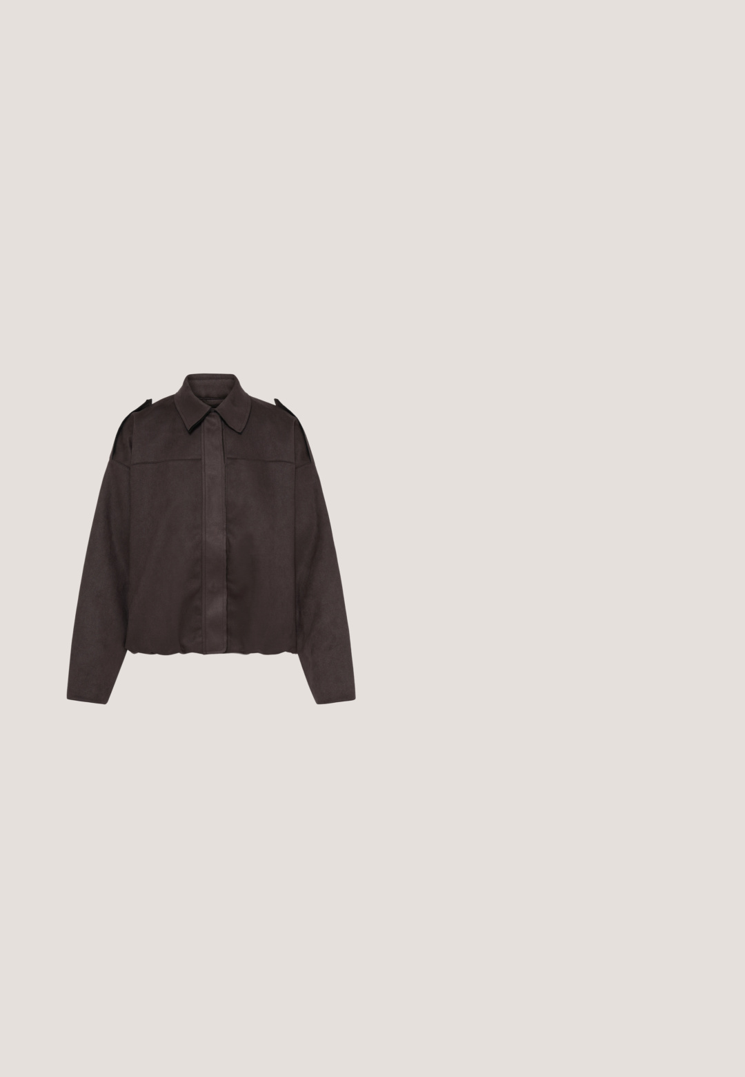 Veste marron foncé à manches longues avec un col large, fermeture à boutons cachée sur le devant et épaulettes, présentée sur fond blanc.; Chemise marron à manches longues avec des rayures horizontales blanches et bleu clair et un col rond, présentée sur un fond blanc uni.; Jean marron taille haute à jambes droites, avec fermeture devant par boutons et fermeture éclair, passants pour ceinture et poches latérales et arrière.; Chaussure en suède marron à enfiler avec une semelle en caoutchouc texturé, dotée d'un bord en tricot rouge et à motifs autour du col.; Sac hobo en cuir marron avec une texture lisse, une poignée supérieure arrondie et des détails de couture diagonale. Comprend deux poches latérales pour le rangement.; Bague en or brillant avec un design en spirale lisse et audacieux sur le dessus, présentée sur un fond blanc.