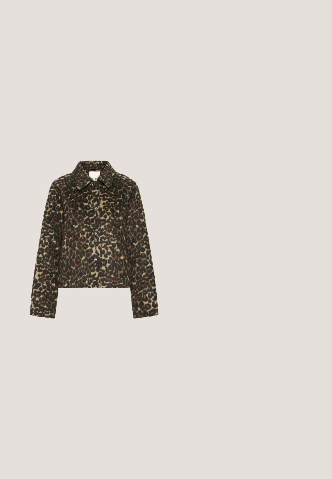 Leopardmønstret jakke med lange ærmer, spids krave og fire forknapper, vist på ensfarvet hvid baggrund.; JDY JDYBROOKE LS NOOS - Skjortebluser - pumice stone; Leopardprint brede bukser i khaki og sort, med en glat tekstur og høj talje, velegnede til forskellige anledninger.; Brun og sort leopardprint Mary Jane-sko med tyk sort platformsål og justerbar spænde på hvid baggrund.; Lille håndtaske med brun og sort leopardprint, guldkæde håndtag og en guldtalisman fastgjort til lynlåsens træk.; Guldfarvet metal kæde halskæde med langstrakte, sammenflettede led med en poleret overflade og en sikker klipslåse.