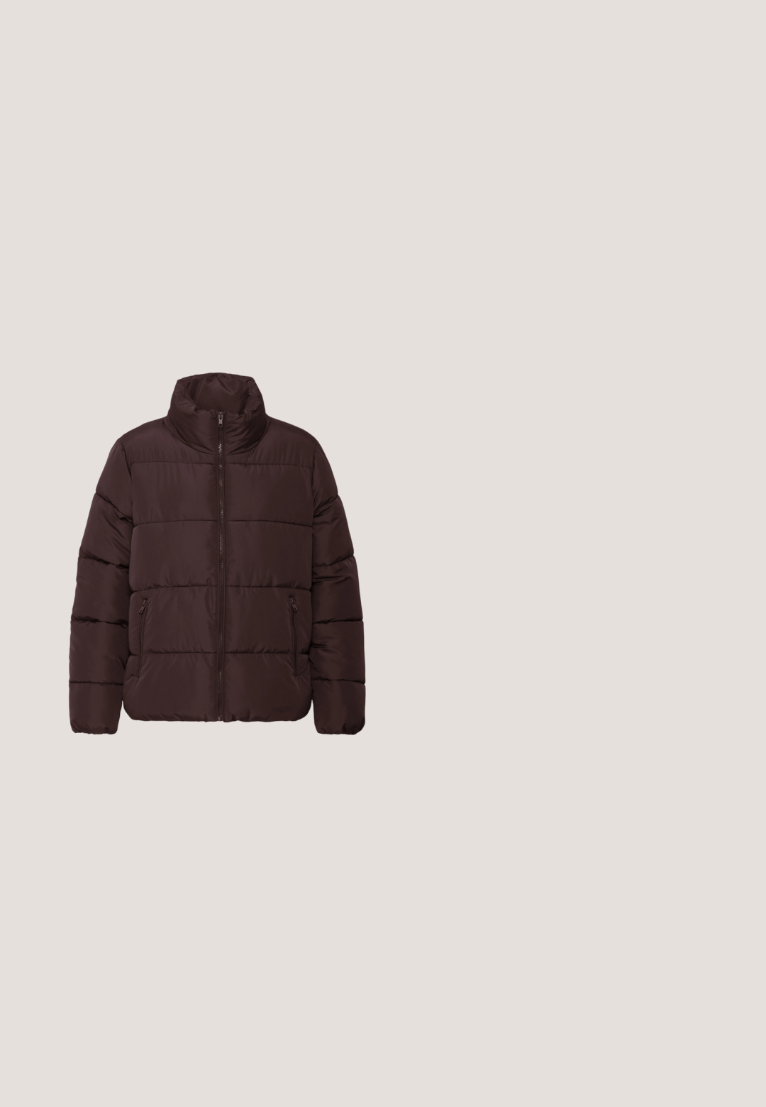 Chaqueta acolchada marrón oscuro con cuello alto, cremallera frontal y bolsillos laterales con cremallera, mostrada sobre un fondo blanco.; Sudadera con capucha marrón, con un bolsillo frontal, fabricada en un tejido suave, con puños y dobladillo de canalé, y costuras decorativas a lo largo de los bordes.; Camiseta corta marrón hecha de algodón suave. Presenta un cuello redondo y mangas cortas. Ajuste simple y relajado sin patrones o acentos distintivos.; Pantalones cortos marrones de ajuste holgado con cintura elástica y cordón frontal, con bolsillos laterales y detalles de costura simples.; Zapatillas de cuero marrón y blanco con puntera perforada, acentos texturizados y cordones planos. El modelo presenta un diseño de tobillo bajo y suela de goma.; Bolso de tela marrón oscuro suave con asa acolchada y un colgante redondo de plata sujeto a la correa.