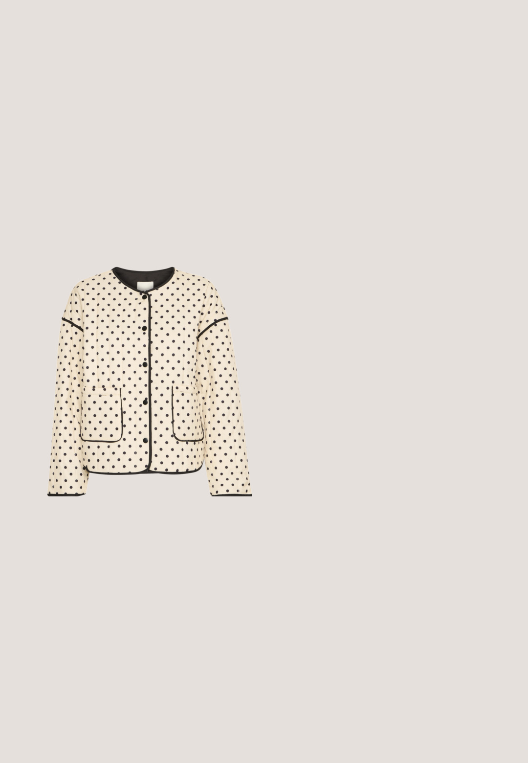 Chaqueta de manga larga color crema con lunares negros, ribete negro, botones delanteros y dos bolsillos delanteros.; Camisa polo de manga corta a rayas negras y crema con cuello y abertura en forma de ojal en la parte frontal. Tejido de punto suave.; Pantalones cortos hasta la rodilla con rayas verticales en blanco y negro, trabillas para cinturón, bolsillos laterales y parte delantera plisada.; Zapatillas deportivas negras con un upper texturizado, cordones blancos, un logotipo blanco en el lateral y una suela de goma. Acentos de material suave.; Bolso de mano de cuero trenzado negro con una forma estructurada, un asa superior prominente y una correa para el hombro desmontable. Presenta una textura suave y un acento de logo.; Anillo de plata con una gran parte superior en forma de corazón de oro pulido que presenta un pequeño recorte en forma de personaje.
