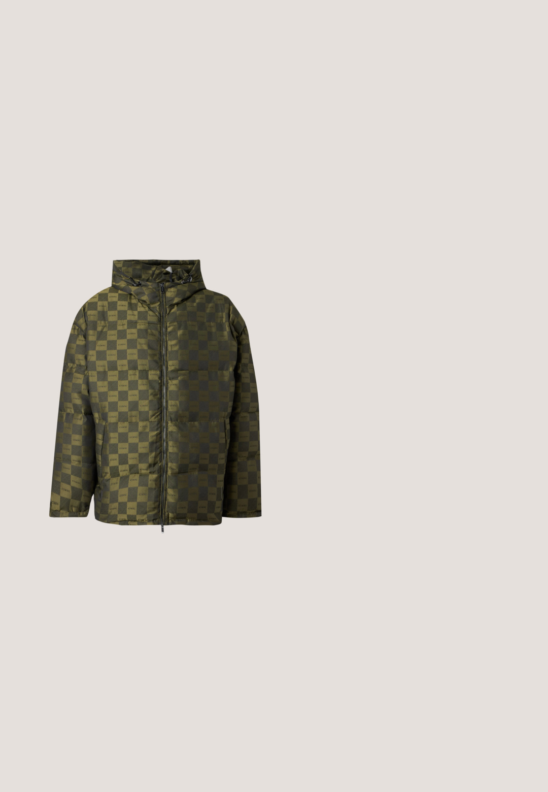 Doudoune avec capuche à motif damier vert et vert foncé, fermeture éclair à l'avant et cordons à la capuche.; Sweat à capuche marron avec poche avant, capuche à cordon, poignets et ourlet rayés blancs et marron, et logo "ICEBERG Milano Italia" blanc et rouge sur la poitrine.; T-shirt en coton vert olive à manches courtes, avec le texte manuscrit bleu "Blue Monday" sur le devant. Design simple avec col rond.; Shorts en coton beige avec une coupe décontractée, dotés d'une fermeture à bouton sur le devant, de poches latérales et de l'inscription "LES BENJAMINS" imprimée sur la jambe droite.; Botte d'hiver vert olive avec un upper rembourré portant le texte blanc "MOON", des lacets bungee noirs et une semelle en caoutchouc texturée.; Sac de sport noir en nylon avec double poignées, une bandoulière amovible, un logo en relief et une étiquette de bagages. Texture lisse.