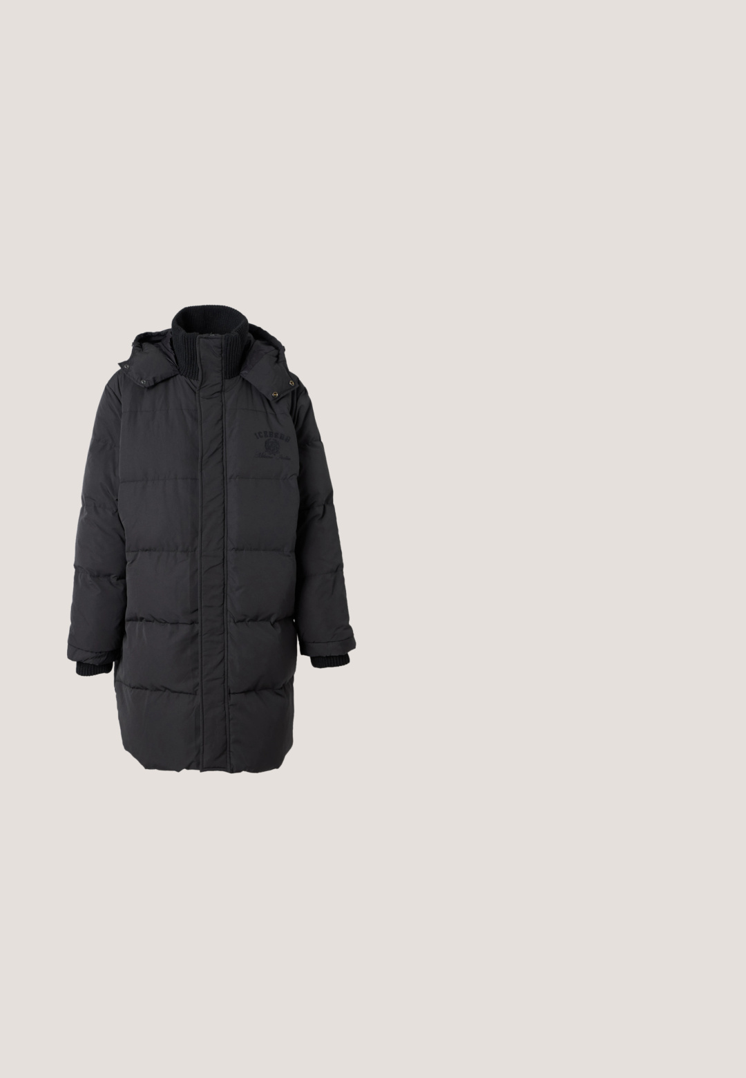 Manteau d'hiver long rembourré noir avec col en maille haute et capuche, présentant un logo discret sur la poitrine et des poignets côtelés.; Sweat à capuche noir avec un devant texturé noir, présentant des manches contrastantes à motifs gris et blanc rappelant l'écorce d'un arbre. Capuche ajustable.; T-shirt noir à manches courtes et col rond, avec un design superposé de textes « THE KOOPLES ? » et « WHY ? » en blanc et gris sur la poitrine.; Jean droit bleu foncé avec poches avant, fermeture par boutons et coutures visibles sur un fond clair uni.; Bottine noire en matériaux en daim et cuir, à bout rond, petit talon, accent métallique argenté sur le bout et panneaux latéraux élastiques.; Sac bandoulière noir avec sangle réglable et petit emblème logo argenté sur le rabat avant, présenté sur un fond clair uni.