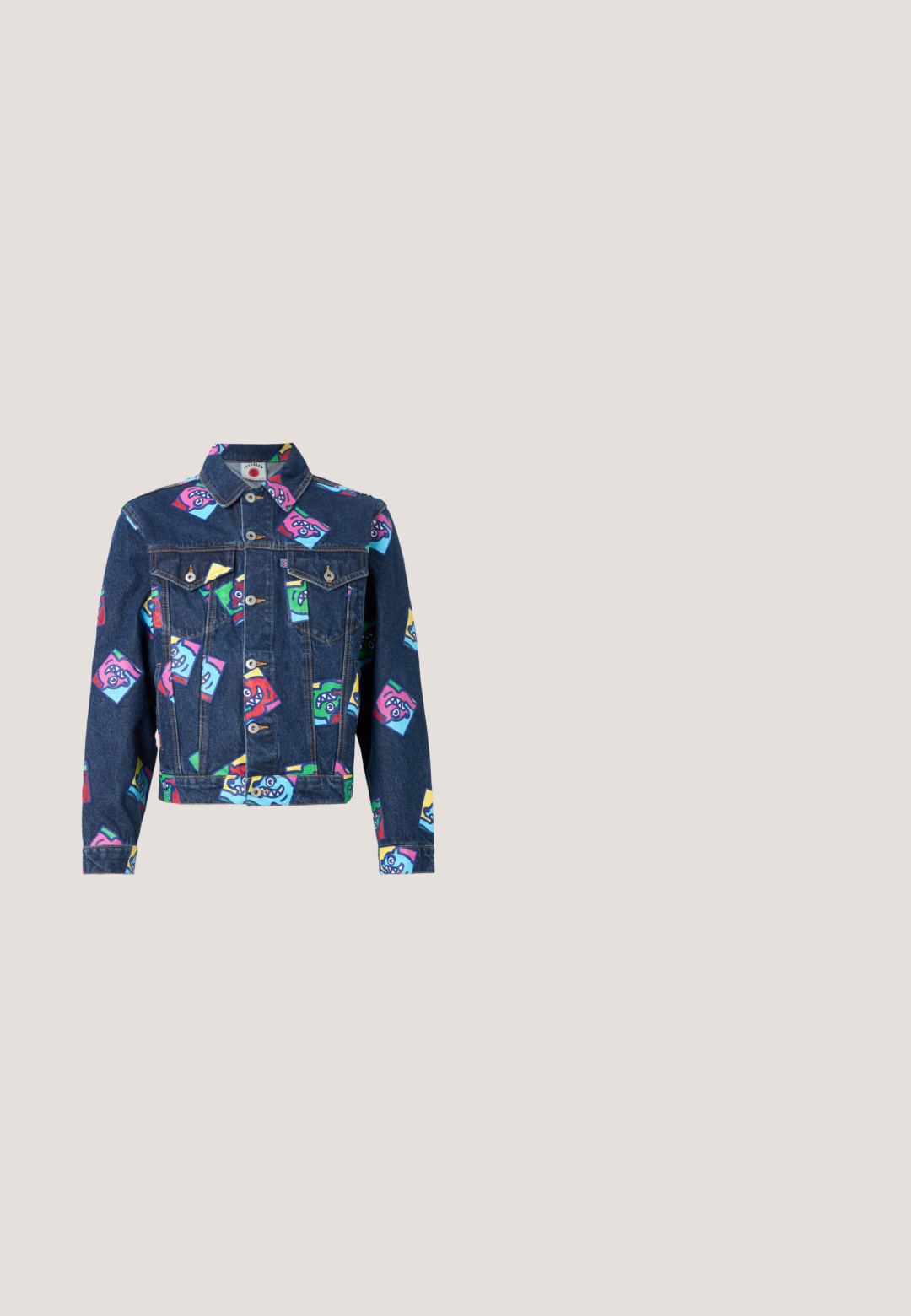Chaqueta de mezclilla con una base azul y patrones de caras de monstruos coloridos y caricaturescos en toda la prenda. Cuello tradicional y cierre de botones con bolsillos.; Camiseta negra de manga corta con un gran gráfico reflectante de balón de fútbol, texto "huf worldwide" y "EQUIPE MONDIALE" en azul debajo del balón.; Pantalones de mezclilla con tirantes ajustables, piernas anchas y un bolsillo frontal con una etiqueta. Color azul claro con un acabado texturizado.; Botines impermeables negros con parte superior lisa y elástica, suela de goma moldeada y cremallera lateral; diseño distintivo de puntera ancha y redondeada.; Gafas de sol rectangulares negras con lentes oscuros, que presentan una elegante montura de plástico y un sutil logo "HUGO" en las patillas.; Bolsa textil negra con asas dobles y correa de hombro desmontable. Presenta un logo en relieve y una etiqueta de cuero. Textura suave, forma rectangular.