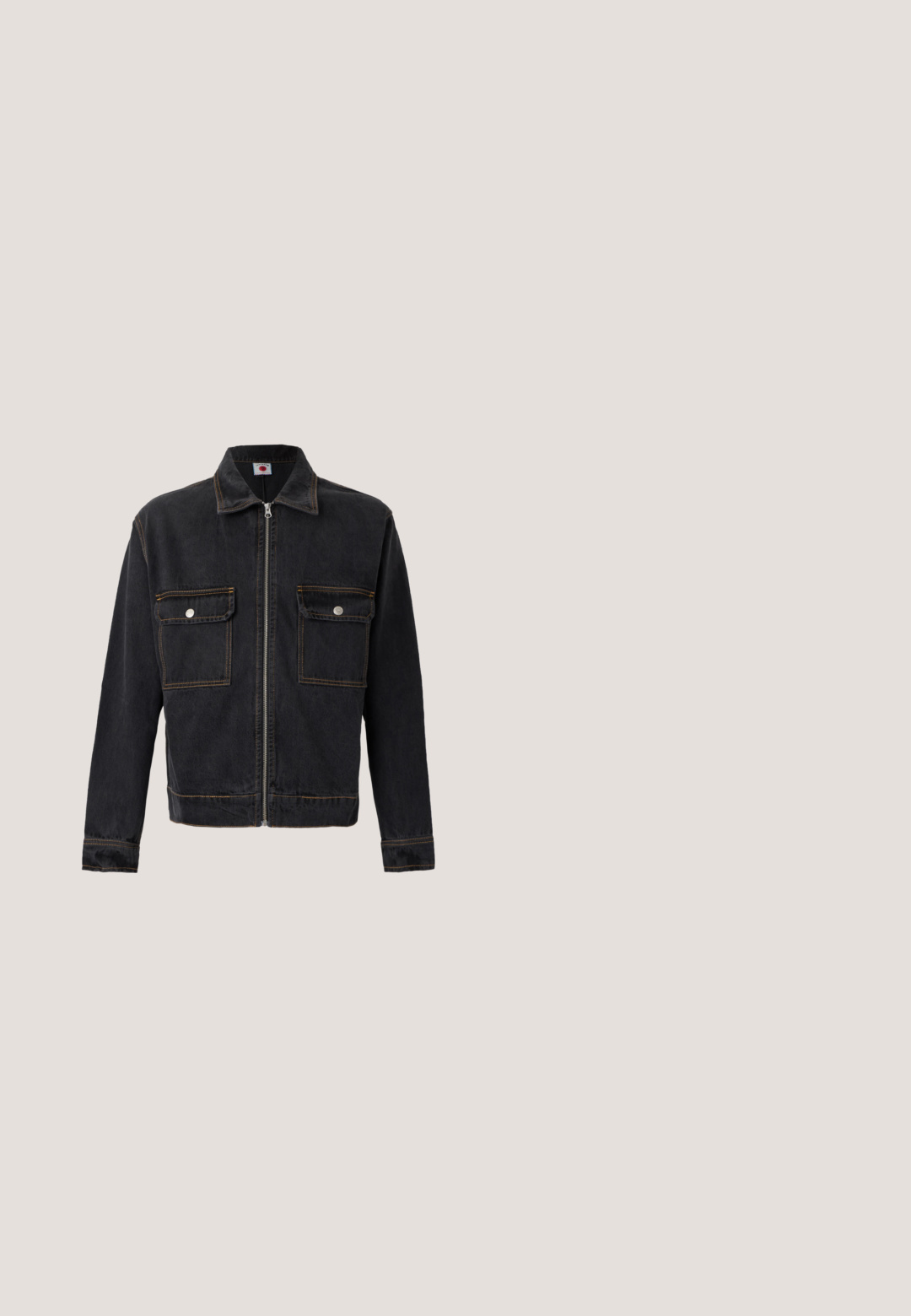 Veste en denim noire avec fermeture éclair devant, deux poches poitrine à rabat avec boutons et coutures jaunes contrastantes sur fond gris clair.; Sweat-shirt gris en coton avec manches longues, poignets côtelés et un petit logo brodé sur la poitrine. Encolure ronde et coupe décontractée.; T-shirt noir à manches courtes et col rond avec un logo Emporio Armani sombre en relief subtil sur la poitrine, sur fond blanc.; Jean bootcut blanc avec fermeture avant par bouton et zip, passants de ceinture et poches, présenté sur un fond uni.; Baskets basses noires en cuir lisse avec une pointe arrondie, un laçage sur le devant, une semelle texturée et un logo subtil sur le côté.; Pochette noire rectangulaire avec fermeture éclair en haut et petit logo argenté centré près du haut.