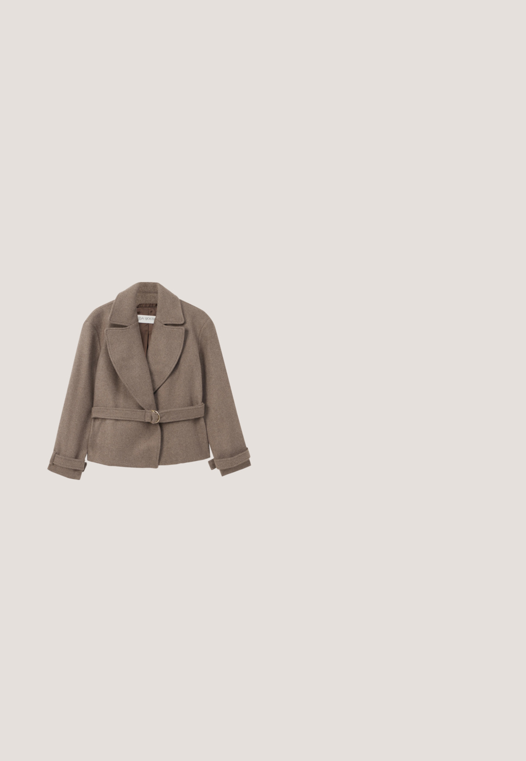 Veste courte marron avec un grand col, design double boutonnage et taille ceinturée avec une boucle en or. Tissu doux et texturé avec des manches roulées.; T-shirt blanc à manches courtes avec un col rond orné d'une rangée de perles décoratives le long du col.; Jupe à carreaux noire et blanche avec trois boutons dorés, présentant un design plissé et une fente à l'avant. Texture de tissu doux.; Escarpin en cuir verni marron à talon slingback avec un bout pointu, des brides ajustables et des boucles décoratives à l'avant. Hauteur de talon de 3 pouces.; Pochette en simili cuir bourgogne avec une bandoulière en chaîne argentée, dotée d'un design de boucle et d'œillets en métal sur le devant pour plus de détails.; Paire de clous d'oreilles en forme de nœud, couleur or brillant, sur un fond blanc uni.