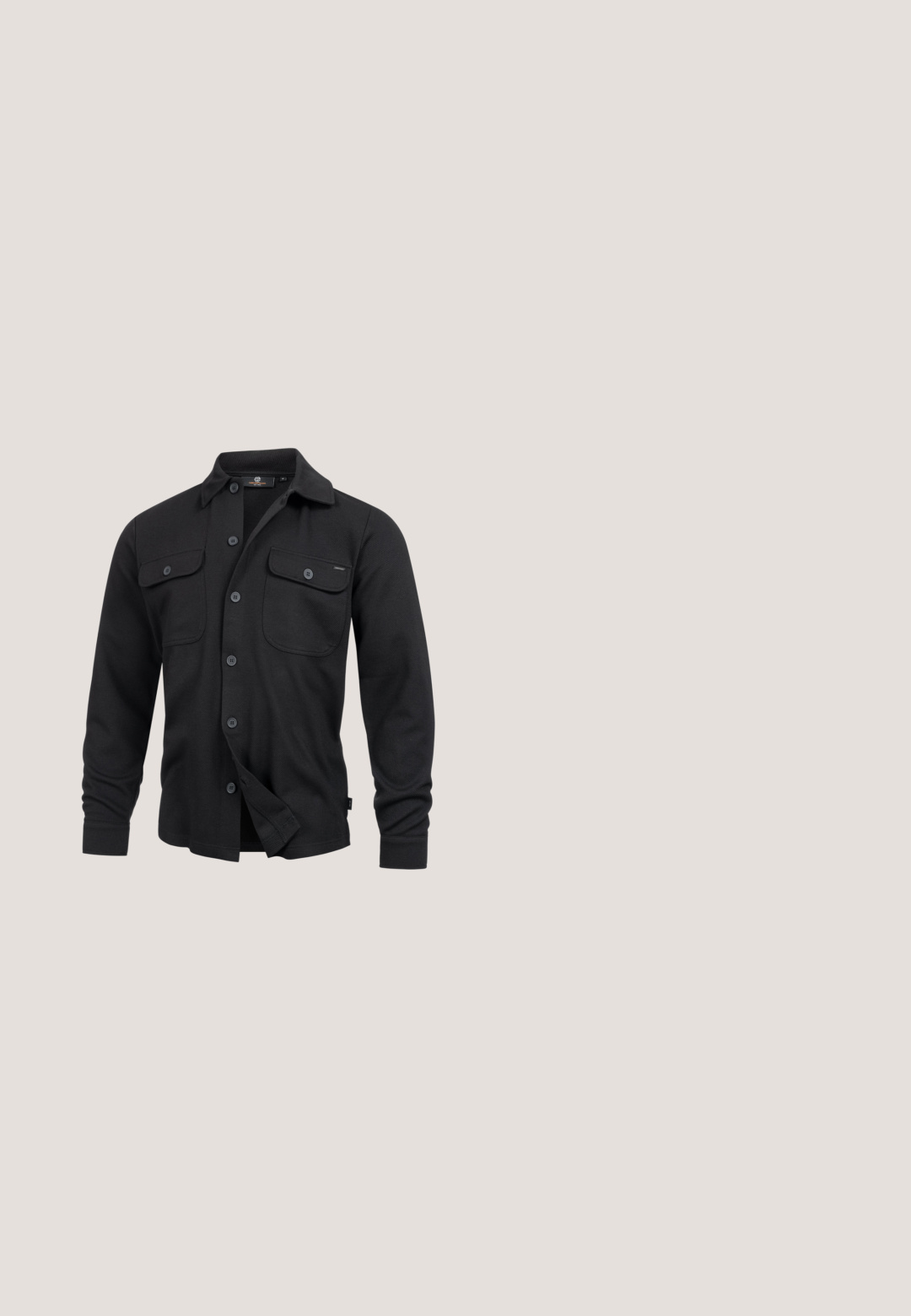Sort langærmet skjorte med knapper, to brystlommer, krave og en delvist åbnet front.; Oliven grøn sweatshirt lavet af blødt stof, med rund hals, ribbede manchetter og et diskret logo trykt på brystet.; Sort ærmeløs tanktop med rund halsudskæring og en mønstret lomme, der har røde, grønne og blå geometriske designs. Blød tekstur.; Olivengrønne shorts med skræddersyet design, der har knaplukning, forlommer og subtile lodrette striber i et blødt, tekstureret stof.; Sort læder ankelstøvle med snørebånd, rund tå og tekstureret overdel, der har metaløjer og en gummisål med mønstret dækning.; Sorte rektangulære solbriller med mørke tonede glas og tykke stel placeret på en lys overflade.
