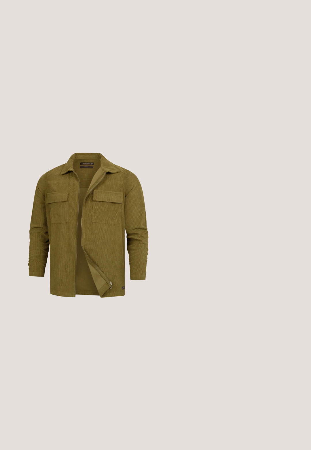 Olivgrüne Cordjacke mit langen Ärmeln, zwei Brusttaschen und einem Reißverschluss vorne. Verfügt über eine weiche Textur und ein klassisches Kragen-Design.; Brauner Pullover mit einem Viertel-Reißverschluss-Kragen, strukturiertem Stoff und grauem Innenfutter, ausgestattet mit langen Ärmeln und einem taillierten Saum.; Braunfarbiges Baumwoll-T-Shirt mit kurzen Ärmeln und rundem Halsausschnitt. Die Buchstaben "A.R.C." sind in Weiß über die Brust gedruckt.; Helle Hose aus einem glatten Stoff, mit Falten, Knopfverschluss und einem gestickten Logo nahe dem Saum.; Brauner Leder-Stiefelette mit runder Kappe, Metallösen, Schnürverschluss, gepolstertem Kragen und strukturierter Gummisohle mit Profil.; Braune und dunkelbraune GUESS Kulturbeutel mit Monogramm-Muster, vordere Reißverschlusstasche und seitlichem Griffriemen.