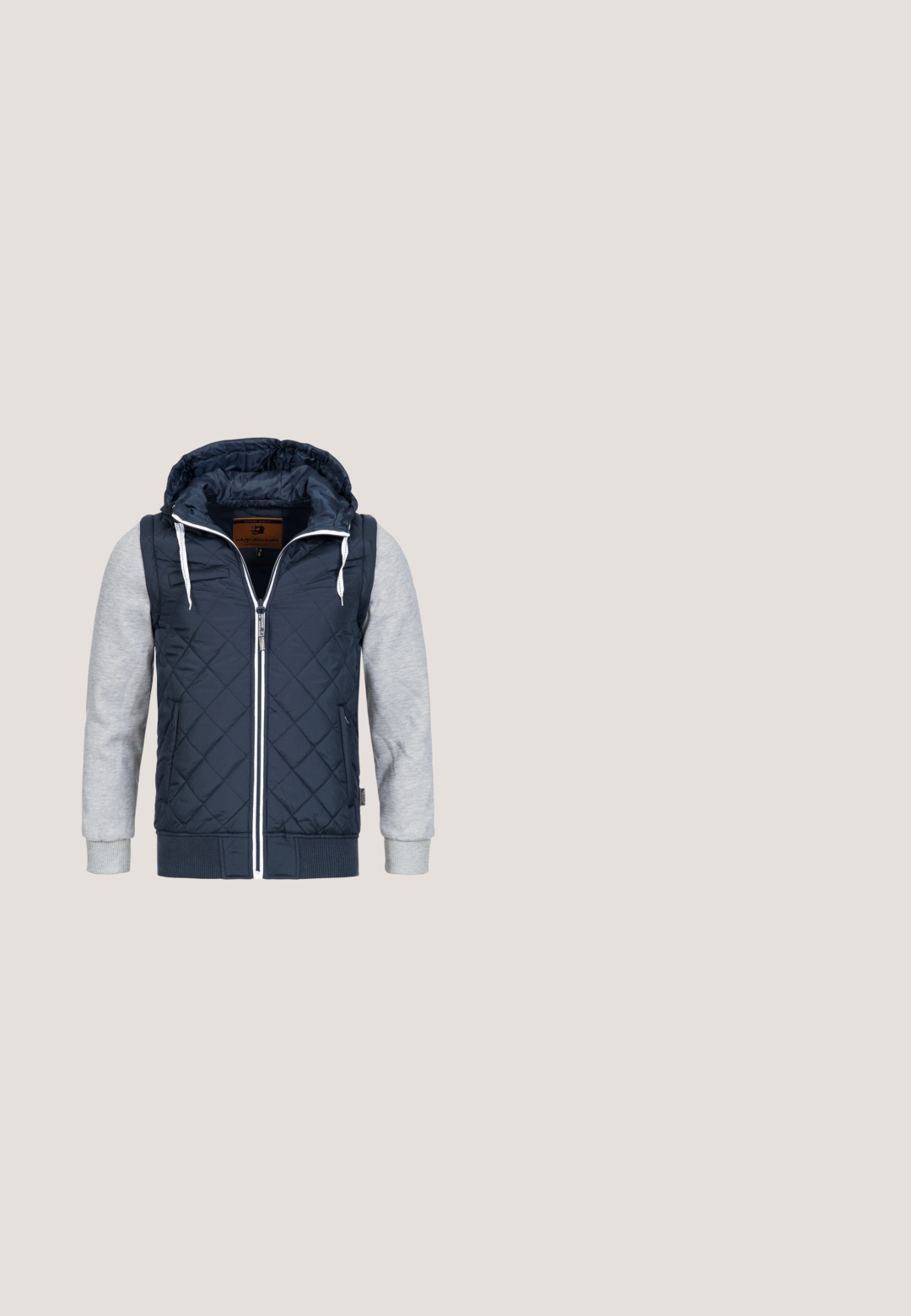 Chaqueta acolchada navy con mangas grises, capucha, cremallera blanca y cordones; presenta puños y dobladillo acanalados para mayor textura.; Suéter de punto azul marino con cuello alto y media cremallera. Fabricado en un tejido de punto suave con puños y dobladillo acanalados.; Camisa de manga larga azul claro con cuello henley, dos botones a presión y gráficos en rojo y azul marino en el pecho. Tela de algodón suave, diseño casual.; Jeans de mezclilla azul oscuro con un corte slim, diseño de cinco bolsillos, sutil desgaste en la tela, cierre de botón y etiqueta con el logo en la parte trasera de la cinturilla.; Zapatilla casual con paneles de ante y malla en azul, gris, blanco y marrón, cordones blancos y suela de goma blanca con detalles en naranja.; Piquadro Bandolera - blu