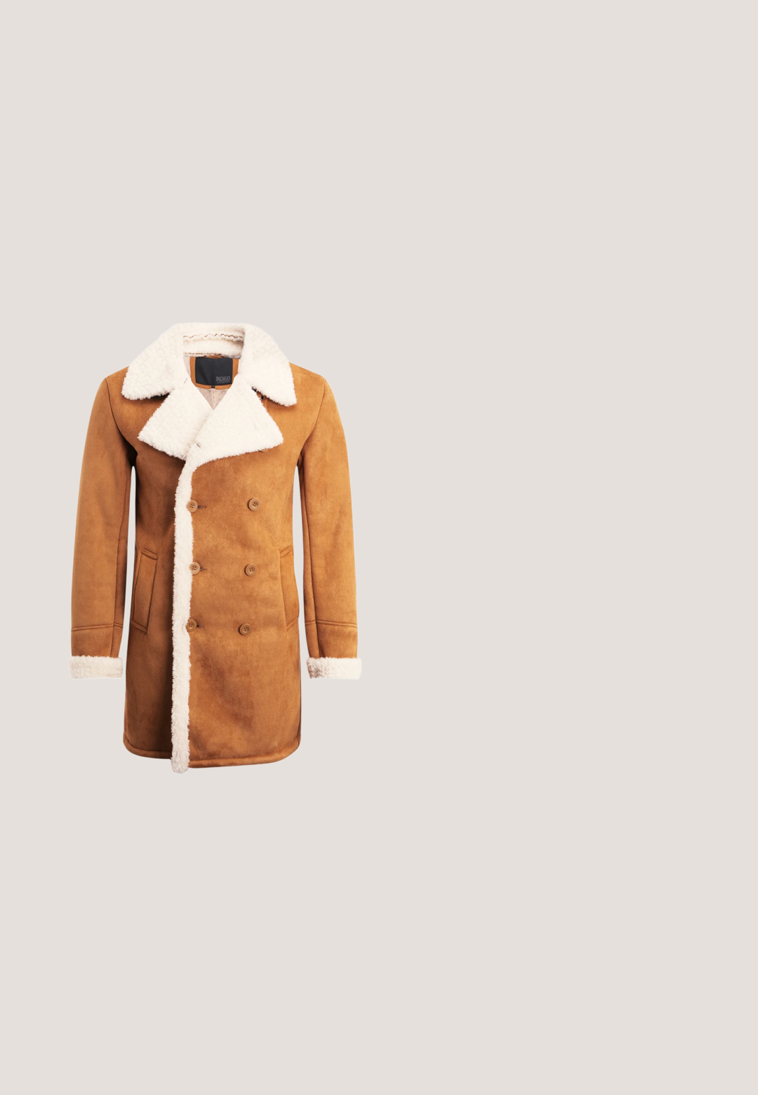 Brun ruskindsfrakke med dobbeltbrystet design, stort hvidt shearling krave og kant, sidelommer og knapdetaljer.; Burgundy strikket sweater med et tekstureret mønster, rund halsudskæring og lange ærmer. Har ribbede manchetter og kant. Subtilt logo-detalje.; Rød og sort ternet flannel skjorte med knapkrave, træknapper, lange ærmer og en afslappet pasform.; Mørkeblå slim-fit Levi's Performance jeans med fem lommer og synlig syning på hvid baggrund.; Brune læder Chelsea-støvler med elastiske sidepaneler, rund tå og robust gummisål med et let mønster.; Brun læderbælte med en sølvmetalspænde, der har "Levi's" indgravering. Bæltet har en glat tekstur og klassisk design.