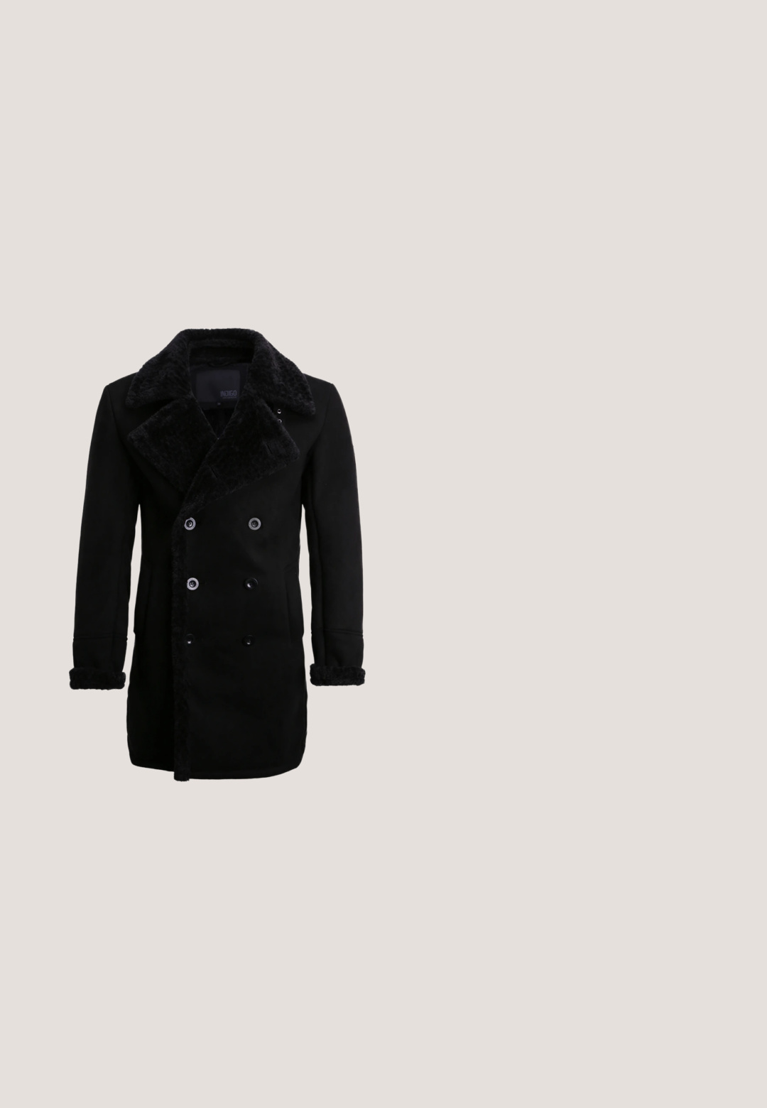 Abrigo negro de doble botonadura con un cuello y puños de piel de textura negra, que cuenta con dos bolsillos laterales y botones en contraste.; Suéter de punto gris con un patrón texturizado, cuello redondo y mangas largas. Presenta un dobladillo y puños de canalé.; Camiseta de manga larga negra, hecha de tejido suave. Presenta un escote redondo y una silueta ajustada sin gráficos ni adornos visibles.; Jeans slim fit negros de material vaquero con una textura suave. Con cinco bolsillos y cremallera con cierre de botón en la cintura.; Botín Chelsea de cuero negro con paneles laterales elásticos, superficie texturizada y suela de goma. Presenta un tirador en rojo y azul.; Bolsa mensajera negra de cuero con cierre de solapa, correa ajustable y un acabado texturizado. Presenta un parche con el logo en la parte frontal.