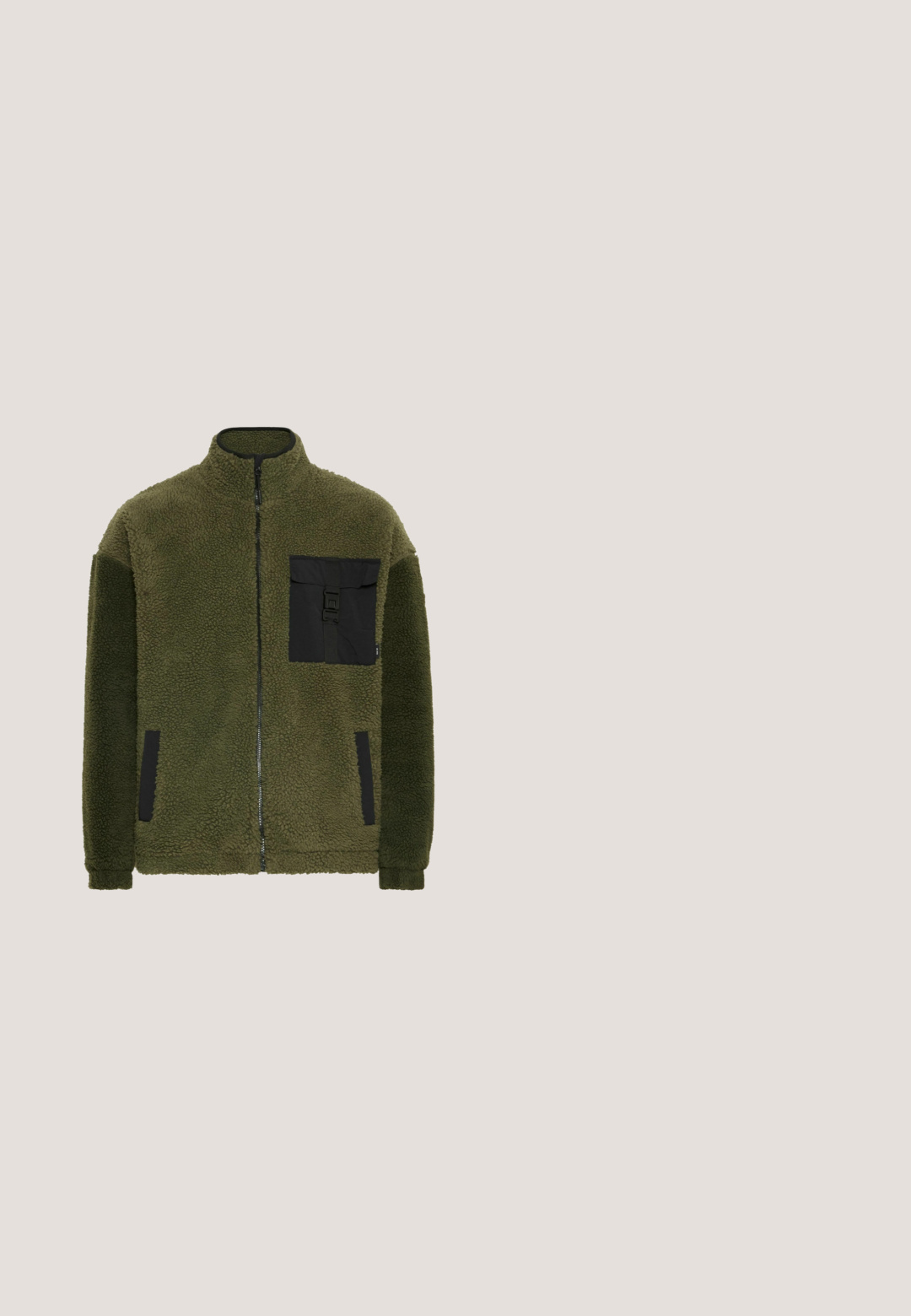 Fleecejack met een donkergroene kleur, ritsluiting, hoge kraag en een zwart patch-pocket op de borst. Bevat een gestructureerde stof en zijzakken.; Fleece pullover met hoge kraag, voorzien van een geruit patroon in bruine, groene en gele tinten. Inclusief een gecombineerde borstzak met ritssluiting.; Beige T-shirt met korte mouwen en ronde hals, in een ontspannen pasvorm zonder zichtbare patronen of logo's aan de voorkant.; Olijfgroene wijde broek van katoen, met een knoopsluiting, riemlussen en stikselaccenten. Twee achterzakken en één achterzak.; Bruin leren schoen met een klassiek ontwerp, uitgerust met een vetersluiting, groene accenten en een robuuste zwarte rubberen zool. GORE-TEX® label zichtbaar.; Olijf groene tas met een rechthoekige vorm, ritssluiting aan de bovenkant, twee handvaten, een verstelbare schouderband en een voorvak met een clipsluiting. Matte textuur.