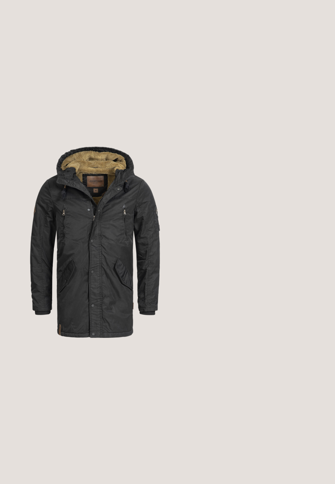 Zwarte buitenjas met een capuchon, voorzien van een gestructureerde tan voering, ritsen, drukknoopsluitingen en meerdere zakken, ontworpen voor warmte.; Zwart gebreid sweater met hoge kraag, halve ritssluiting, geribbelde manchetten en zoom. Opvallend leren label aan de onderzijde.; Wit overhemd met lange mouwen en een V-hals, voorzien van een grijze nektrim en subtiele stiksels aan de zoom. Gemaakt van zachte katoen.; Zwarte spijkerbroek van denim met een rechte pijp, vijf zakken en een metalen knoopsluiting. Gladde textuur en uniforme kleur door het hele ontwerp.; Panama Jack FEDRO - Lage laarzen - grass black; Zwarte stoffen laptoptas met een gestructureerd oppervlak, soepele zwarte voortas, dubbele handvatten, afneembare schouderband en zilveren hardwareaccenten.