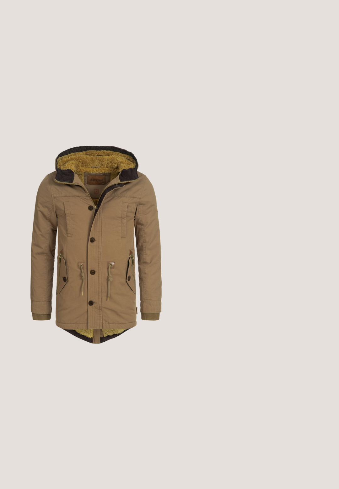 Bruine winterjas met een capuchon gevoerd met schapenvacht, knoopsluiting en meerdere zakken met koordaccenten. Gestructureerde stof en kaki voering.; Wollen trui in bruintinten met een geribde manchet, met een zachte textuur en een subtiele bordeauxrode streep op een donkerdere bruine basis.; Blauw-wit geruit overhemd met lange mouwen, knoopsluiting, twee knoopzakken op de borst en een spitse kraag op een witte achtergrond.; 2Y Premium STRAIGHT FIT - Cargobroek - beige; Donkerbruine leren mocassin-schoen met zwarte robuuste zool en groene Polo-logo tag aan de zijkant, zijaanzicht.; Bruine lederen toiletaccessoire tas met een rechthoekige vorm, handvat aan de bovenkant, voorkant met ritszak en gesp sluiting. Zachte textuur met subtiele glans.