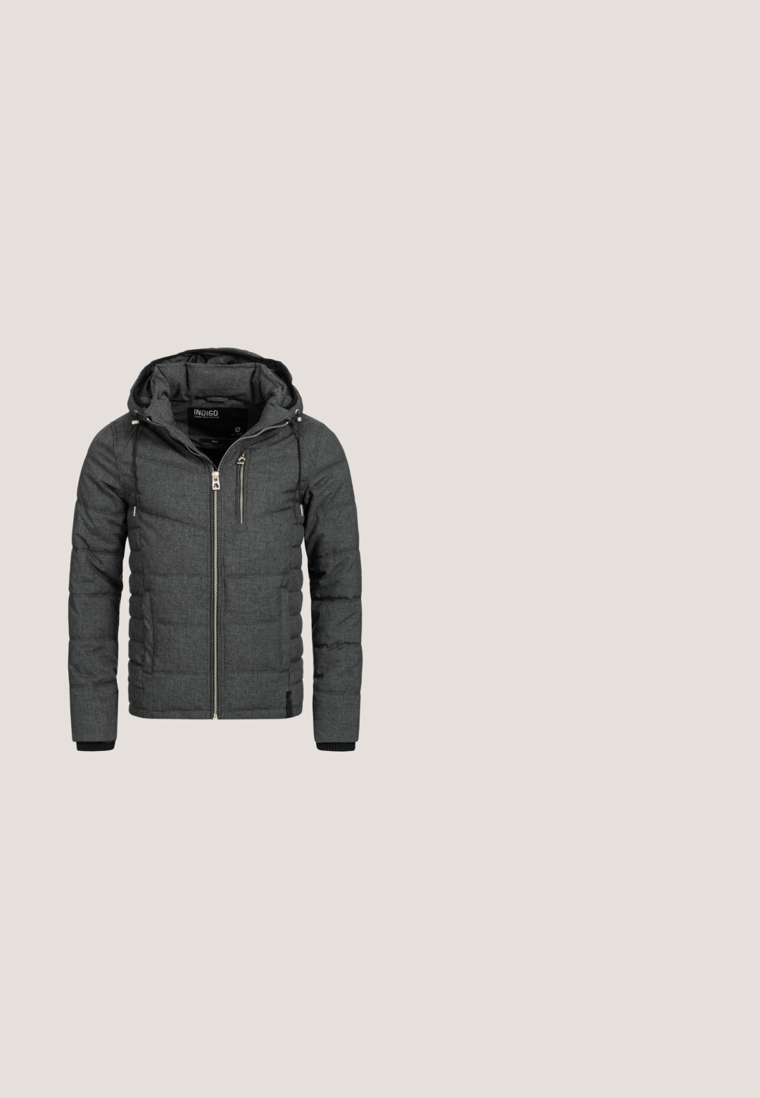 Padded coat v tmavošedej tkanine so zipsom, nastaviteľnou kapucňou a rebrovanými manžetami. Obsahuje náprsné vrecko a prešívaný dizajn.; Sivá bavlnená mikina s veľkou prednou vreckom, nastaviteľnou kapucňou so šnúrkami a koženými akcentmi na šnúrkach a leme. Mäkká textúra.; Sivá bavlnená tričko s grafickým potlačou v námorníckej a krémovej farbe. Krátke rukávy, okrúhly výstrih a voľný strih.; Tmavomodré denimové nohavice so strihaním rovného strihu, piatimi vreckami, jemným vyblednutím, kontrastným šitím a zapínaním na gombík v páse.; Sivé plátenné tenisky s hladkou textúrou, okrúhlou špičkou, bielou gumovou podrážkou a hnedými šnúrkami. Na boku logo Bugatti.; Tmavosivý tkaný látkový opasok s obdĺžnikovou kovovou prackou vygravírovanou nápisom "PME LEGEND" na bielom pozadí.