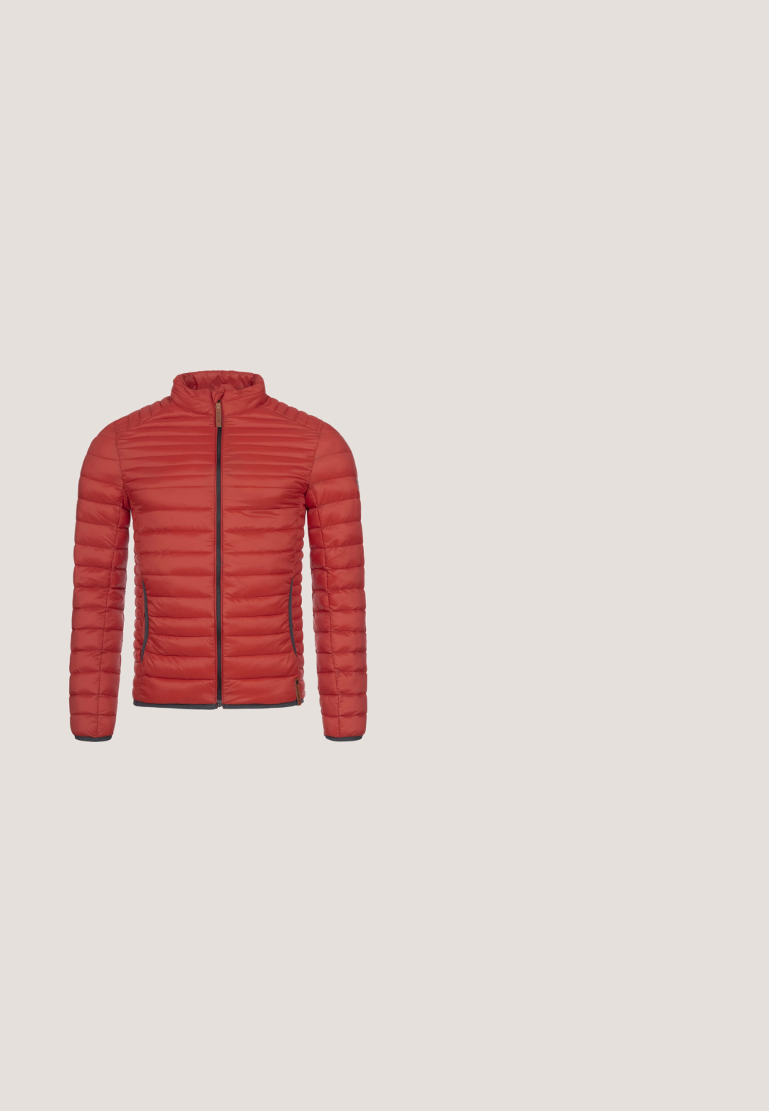 Veste rembourrée rouge avec un col haut, design matelassé horizontal, fermeture éclair à l'avant et finition grise sur les poches et les manches. Matériau léger.; Sweatshirt zippé rouge avec col montant, poignets et ourlet côtelés. Texture tricotée, avec un petit accent en cuir près de la fermeture éclair.; T-shirt à manches courtes, rose clair, fabriqué en tissu doux, avec un col rond et une petite poche sur la poitrine du côté gauche.; Jean en denim bleu foncé avec une coupe droite, comportant des poches avant, un léger délavage et des coutures jaunes le long des coutures.; Baskets pour hommes avec un mélange de daim marron et de matériaux en maille, un talon rembourré bleu marine et des accents en caoutchouc jaune sur la semelle.; Bracelet en cordon tissé orange avec une fermeture en acier inoxydable, ornée du texte gravé "BREIL." Accents noués à chaque extrémité.