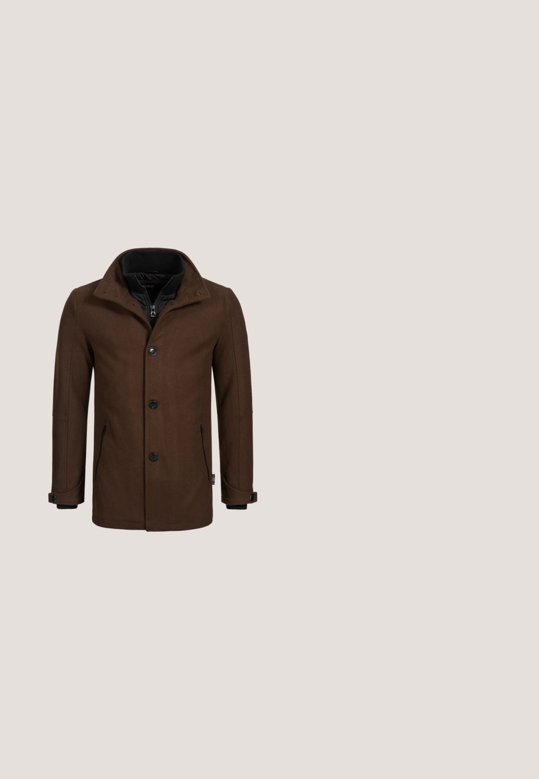 Bruine wolmix jas met een zipbare binnenlaag, knoopsluiting, zijzakken met rits en een hoge kraag met een ribbelinterieur.; Lichtbruin gebreide trui met een V-hals, geribbelde boorden en zoom. Voorzien van een blauw label aan de binnenkant van de halslijn. Zachte textuur, klassieke pasvorm.; Korte mouwen t-shirt in lichtbeige, gemaakt van zachte katoen. Heeft een ronde halslijn en een gladde textuur zonder patronen of afbeeldingen.; Bruine slim-fit broeken van een gestructureerde gebreide stof, met een enkele knoopsluiting en riemlussen. Gladde oppervlakte met minimale accenten.; Donkerbruine leren Chelsea-laars met zwart elastisch zijpaneel, stiksel-detail, aantreklus achteraan en geribbelde rubberen zool.; Bruine leren toilettas met een rechthoekige vorm, bovenste ritssluiting en een zijhandvat. Gegraveerd merkiembleem aan de voorkant.