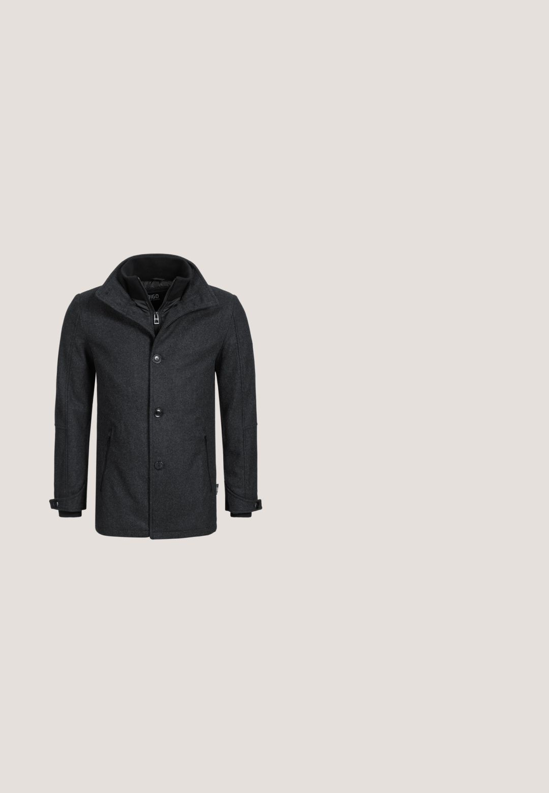 Mørkegrå uldblandingsfrakke med krave, fem knaplukning, sidelommer og ribbede manchetter for ekstra varme.; Mørkegrå sweater med et mønstret design i lysere nuancer, herunder geometriske former og snefnug, med ribbet halsudskæring og kant.; Herre-langærmet mørkeblå skjorte med knapper, spids krave, standard manchetter og tætsiddende pasform.; Sorte slim-fit jeans lavet af denim, med et klassisk fem-lomme design, bæltesløjfer og en lynlås med knaplukning.; s.Oliver Snørestøvletter - black; Sorte læderbælte med en sølv metalspænde med en tekstureret overflade. Brandnavnet "JACK&JONES" er trykt på spænde.