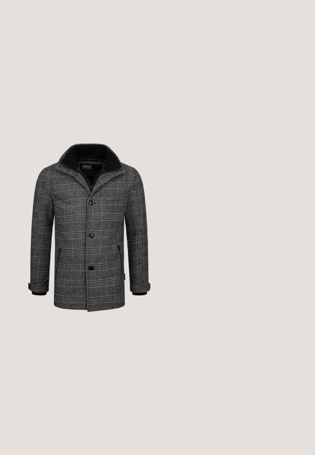 Herrefrakke i sort og gråt houndstooth-mønster, med en spids krave, to frontlommer og knaplukning samt ribbede manchetter.; Sort turtleneck sweater, ribbet tekstur, lange ærmer, slim silhuet og høj hals. Fremstillet af et blødt strikmateriale. Ingen mønstre synlige.; Hvid kortærmet T-shirt med rund halsudskæring og brystlomme. Lavet af et blødt stof, med opkrøllede manchetter og en afslappet pasform.; Sorte denim jeans med slim fit, med et klassisk fem-lomme design, metalknap lukning og diskrete syninger.; Sort læder Chelsea støvle med elastiske sidepaneler, afrundet tå, struktureret overflade og en robust gummisål med mønster. Rød akcent ved hælen.; Sort læder rejsetaske med dobbelte håndtag og justerbar skulderrem. Har sølvfarvet hardware og et subtilt præget logo på forsiden.