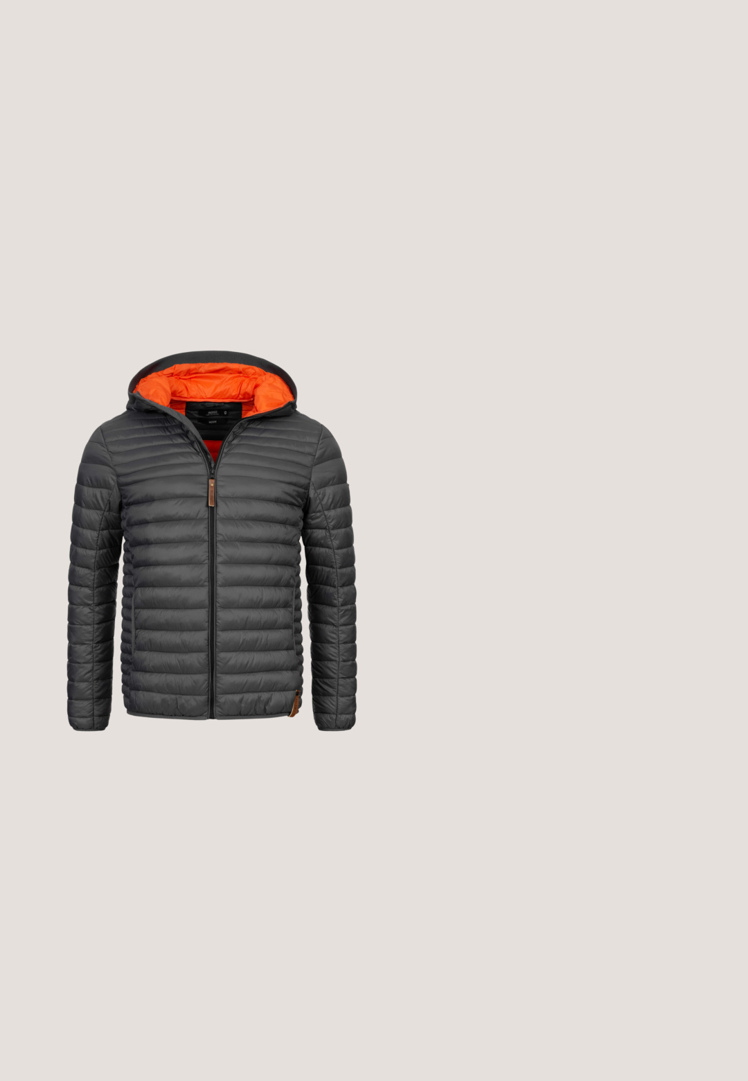 Grijze gewatteerde jas met een oranje binnenvoering, ritssluiting en geribde manchetten. Inclusief een leren labeldetail nabij de zoom en een capuchon.; Grijze pullovertrui met hoge kraag, voorzien van een gestructureerd ribdesign, volledige ritssluiting en aansluitende ribgebreide boorden en onderkant.; Zwart T-shirt met korte mouwen met een donkerblauw patroon vierkant en de tekst "KARL LAGERFELD" op het borstzakgebied.; Cargo-broek in donkergroen olijf, met meerdere zijzakken, een rechte pasvorm en een duurzame stof met een gestructureerde afwerking.; Zwarte veterschoenen gemaakt van textuurmateriaal, met groene veters en een witte rubberen zool. Draagt met olijfgroene ribfluweel broek.; Zwarte duffelbag met dubbele handgrepen, voorvak van gaas, vakken met rits en merkriemen op een effen lichte achtergrond.