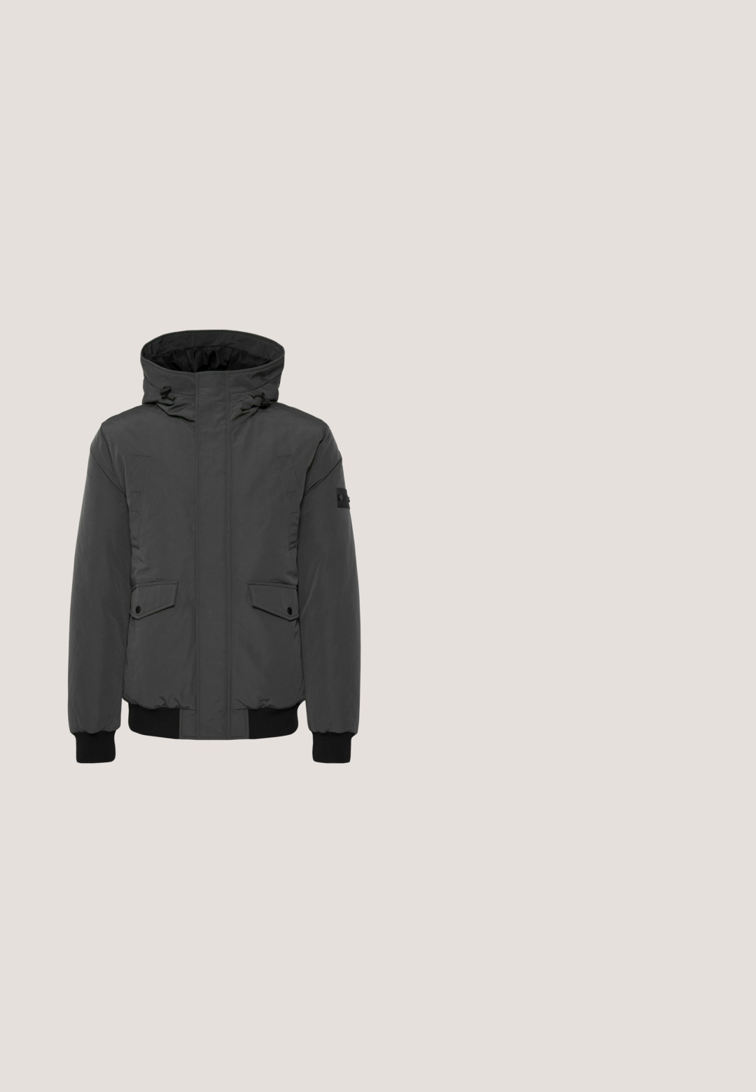 Veste rembourrée grise avec un col montant et une capuche ajustable. Comprend deux poches avant et des poignets côtelés pour un ajustement confortable.; Sweatshirt gris en tissu doux avec un col rond, des manches longues et des poignets et un ourlet côtelés pour un ajustement snug. Sans motifs ni logos.; T-shirt en coton noir avec un col rond, des manches courtes et un petit logo brodé rouge et blanc sur la poitrine gauche.; Pantalon cargo gris foncé, en mélange de coton. Dispose de poignets élastiques, de multiples poches latérales et de détails de coutures contrastées.; Bottines noires en cuir avec un bout rond, un design à lacets et une languette à l'arrière. Présente une finition texturée et une semelle en caoutchouc.; Sac bandoulière noir en nylon avec un design structuré. Il dispose d'une poche zippée à l'avant et d'un détail de logo. Bretelle en tissu réglable.