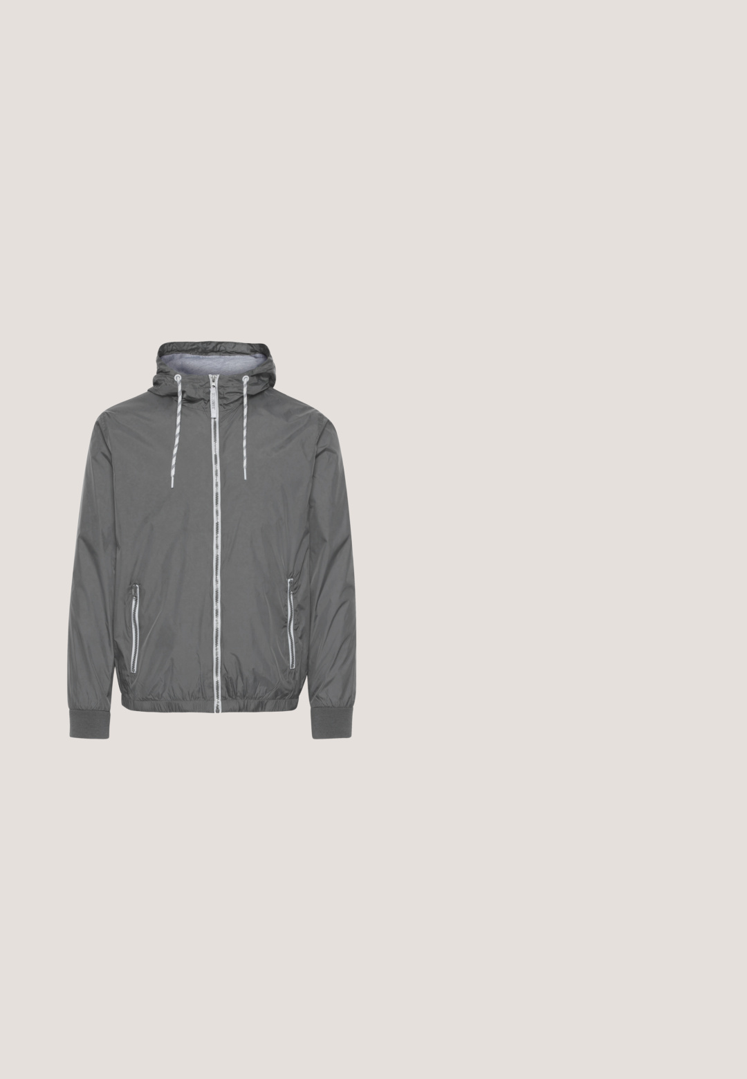 Grijze lichte jas met een capuchon, voorrits, twee zijzakken en elastische manchetten. Gemaakt van glad, waterafstotend materiaal.; Lichtgrijze hoodie met volledige ritssluiting, verstelbare koordjes, twee voorkanten zakken, ribgebreide manchetten en zoom, en een klein wit New Balance-logo op de borst.; Wit mouwloos katoenen top met ronde hals en gestructureerde schouders, met het merk "WEEKDAY" op het label in de kraag, afgebeeld op een lichtgrijze achtergrond.; Zwarte sweatpants met elastische taille en aantrekkoord en met boordjes bij de enkels, getoond tegen een effen lichte achtergrond.; Witte sneaker van glad leer met een ronde neus, minimalistisch ontwerp, grijze hielaccent en een geplaatste rubberen zool.; Zwarte stoffen schoudertas met een gestructureerde buitenkant, verstelbare schouderband en trekkoordsluiting. Voorzien van gedurfde stiksels en een zijlabel.