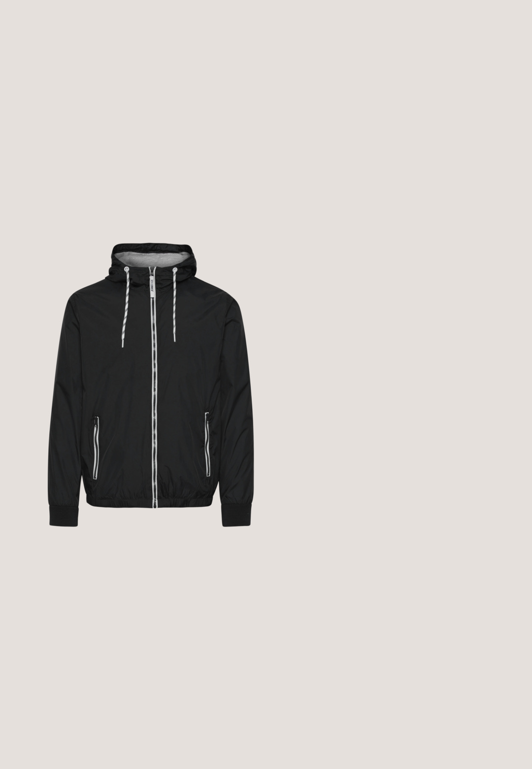 Zwarte windbreaker jas van lichtgewicht materiaal, voorzien van een capuchon, twee voorzakken met rits, elastische manchetten en contrasterende witte trekkoorden.; Olijfgroene hoodie met een voorzak, voorzien van een gestreept ontwerp in gedempte kleuren. Het heeft een capuchon met koordjes en raglanmouwen.; Crème T-shirt met korte mouwen van katoen, voorzien van een ronde hals en een klein wit logo op de linkerborst. Zachte textuur met een ontspannen pasvorm.; Zwarte cargobroek van zacht materiaal, met een(drawstring) tailleband, taps toelopende benen en twee zijcargo zakken.; Witte sportieve schoen met een ademend mesh bovenwerk, een minimalistisch ontwerp, en een gevoerde zool met uitgerekte uitsparingen voor extra ondersteuning.; Pepe Jeans Schoudertas - seagrass green