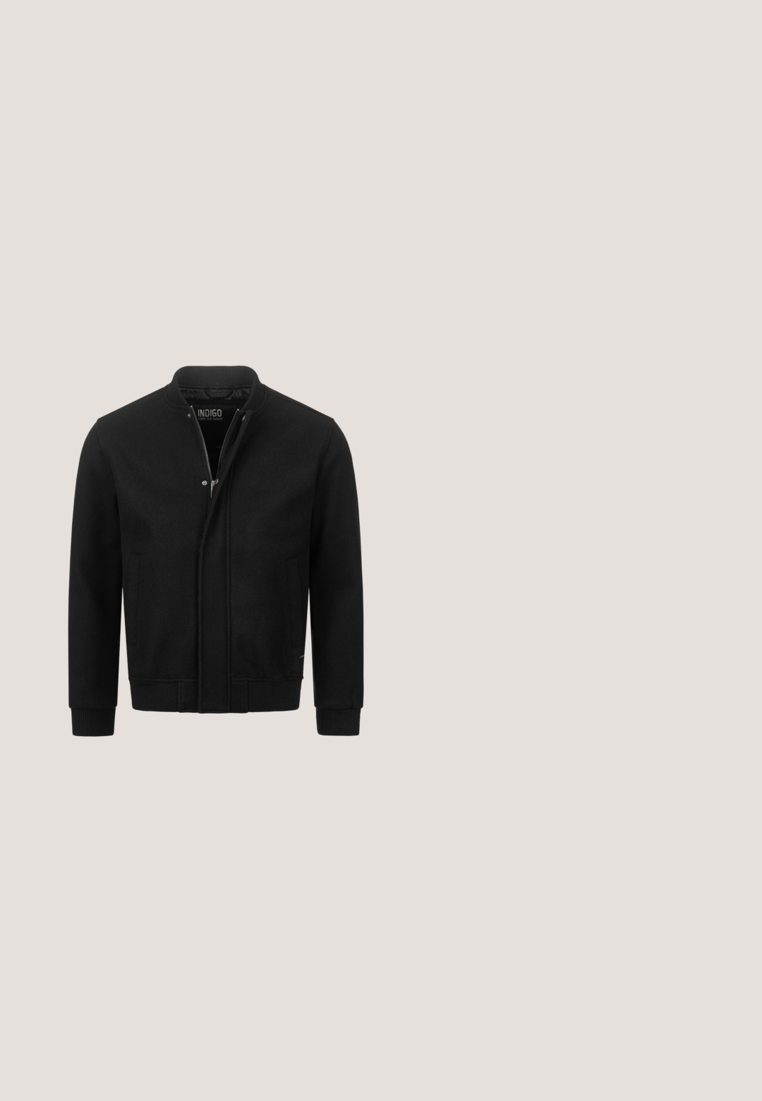INDICODE JEANS ÜBERGANGS HAMO - Bomberjacks - black; Trui met lange mouwen en ronde hals in effen olijfgroen, met een aangesloten silhouet en geribde manchetten en zoom.; Donkergrijze overhemd met lange mouwen en een puntige kraag, plat weergegeven tegen een witte achtergrond.; Marineblauwe formele broek met een getailleerd ontwerp, een gladde textuur en twee voorzakken, met strakke lijnen en een rechte pasvorm.; Zwarte leren enkelboot met een gladde textuur, ronde neus, elastische zijkanten en een trekkatch, geplaatst op een houten oppervlak.; Zwarte draagtas met twee handvatten, groot voorvak met ritssluiting en gestructureerde rand, en een klein rood-wit-blauw vlagdetail aan de rand van het vak.