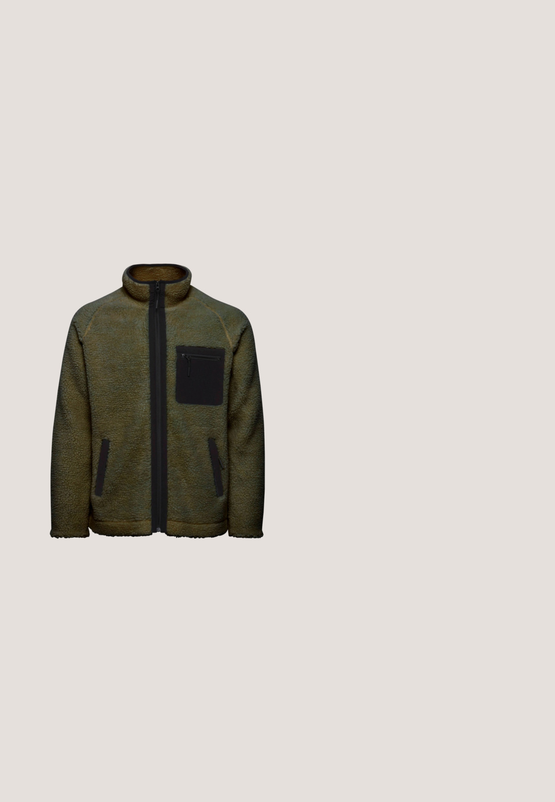Olivengroene fleecejack met een hoge kraag, zwart rits en een zwarte zak op de linkerborst. Heeft een gestructureerde stof en contrasterende afwerking.; Beige langemouwen gebreide pullover met een kraag en een korte voorsluiting, weergegeven op een witte achtergrond.; Groene katoenen t-shirt met een ronde hals, korte mouwen en een klein rood Levi's-logo op de linkerkant van de borst. Zachte textuur, normale pasvorm.; Olijfgroene sweatpants van zacht materiaal. Voorzien van een elastische tailleband en ribgebreide manchetten bij de enkels. Geen zakken of extra details.; Bruine leren enkelboots met zes oogjes, een ronde neus en een rubberen zool. Bevat een gevoerde kraag en een gegraveerd logo op de hiel.; Compact zwarte schouderrugzak met gladde en gestructureerde panelen, verticale ritssluiting aan de voorkant en verstelbare riem bovenaan.