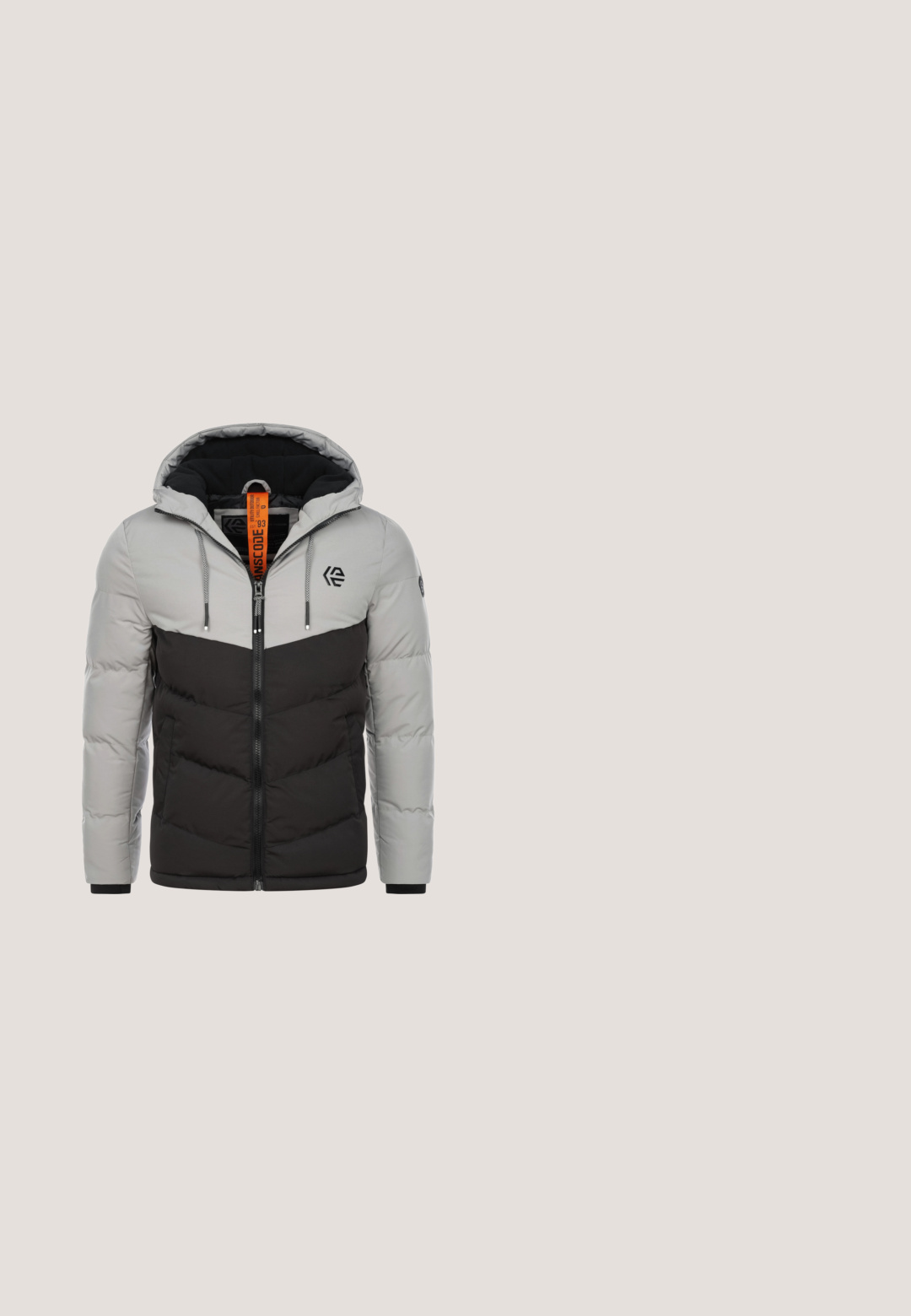 Gefütterte Jacke mit Kapuze, die ein Farbstreifen-Design in Hellgrau und Schwarz aufweist. Der Reißverschluss und die kontrastierenden Kordeln verleihen zusätzlichen Stil.; Grauer Sweatshirt mit einem Cartoon-Rentier-Design, das braune Farbtöne, Geweih, eine rote Nase und eine gelbe Schleife zeigt.; Weißes Baumwoll-T-Shirt mit einem großen schwarzen "ROCAWEAR"-Logo, das quer über die Brust gedruckt ist. Rundhalsausschnitt mit kurzen Ärmeln, lockere Passform.; Dunkelgraue weit geschnittene Jeans mit einem verwaschenen Finish, Fünf-Taschen-Design, Knopfverschluss und Gürtelschlaufen. Hergestellt aus strapazierfähigem Denim-Stoff.; Niedrig geschnittener Off-White-Sneaker mit dicker Sohle, Schnürung vorne und beigem Wildlederabsatz an der Ferse, seitlich gezeigt.; Rechteckige schwarze und graue Umhängetasche mit wiederholendem KL-Logo-Muster, verstellbarem Riemen und dekorativem Karl Lagerfeld Profilanhänger.