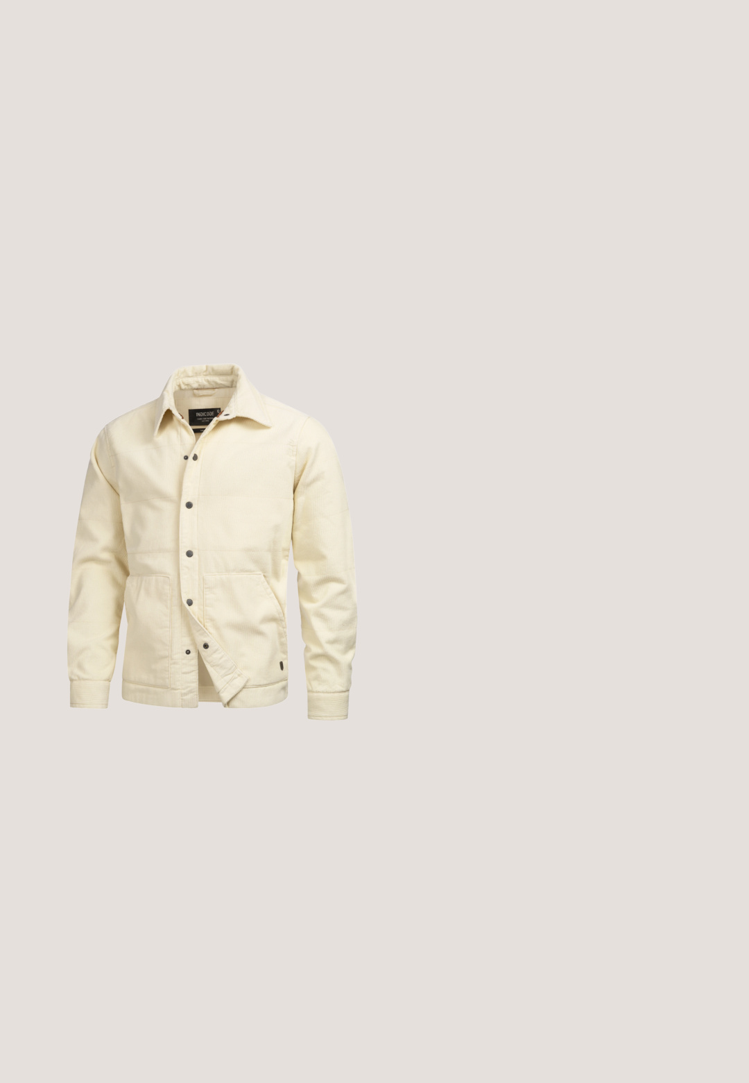 Chaqueta de pana crema con cuello tipo camisa, cierres de presión en el frente, dos grandes bolsillos de parche y puños acanalados. Presenta una tela texturizada.; Sudadera color crema con un gráfico circular que presenta un atardecer y olas en tonos naranja, azul y marino. Puños y dobladillo acanalados.; Camiseta beige de manga corta con finas rayas horizontales grises y cuello redondo sobre un fondo liso.; Pantalones de algodón beige con corte recto, cinco bolsillos, cierre de botón y detalles de costura sutiles. Textura uniforme sin patrones visibles.; Botín de cuero verde oscuro hasta el tobillo con punta redonda, frente de cordones, correa lateral ajustable y suela gruesa negra con textura.; Funda de cuero marrón con forma rectangular, que presenta una textura suave, un logo en relieve y un detalle de hashtag en la parte frontal.