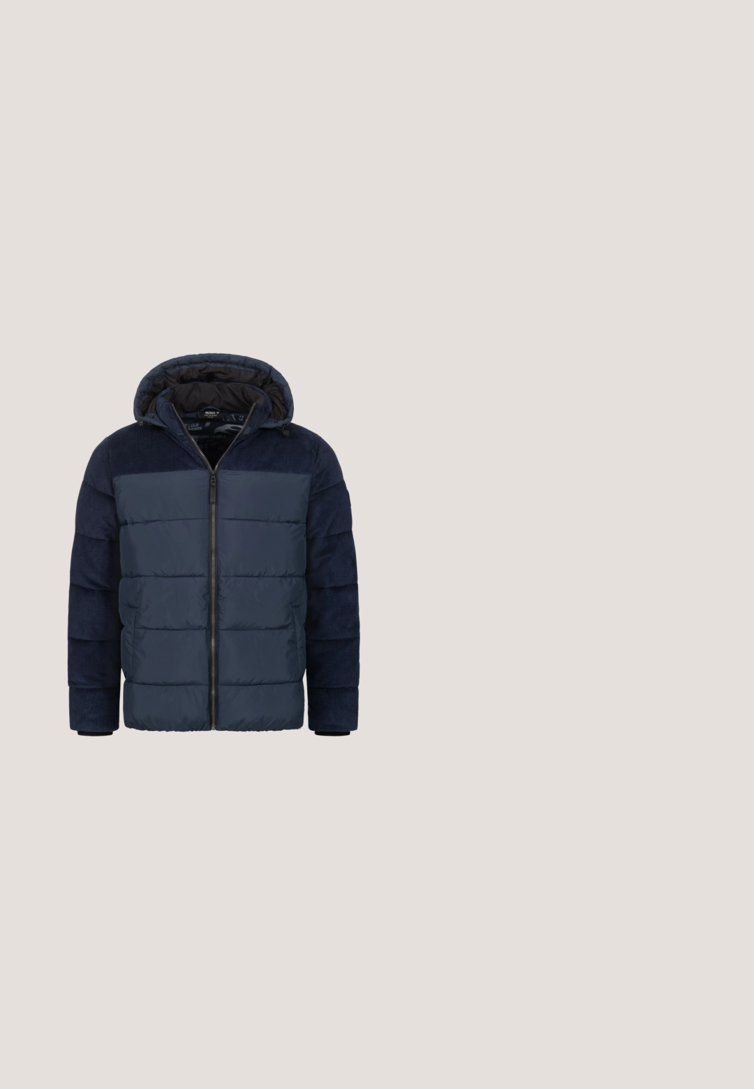 Chaqueta acolchada de color navy con sección superior de pana, cierre de cremallera, capucha ajustable y puños acanalados. Presenta un diseño acolchado y acolchado.; Cárdigan de punto en navy con cremallera y cuello alto, puños y dobladillo acanalados. Presenta una cremallera plateada y un patrón texturizado en toda la prenda.; Camiseta de manga corta en un color azul suave, hecha de algodón suave, con cuello redondo y corte relajado, sin estampados ni adornos.; Pantalones sudadera azul marino con cintura elástica y puños ajustados, confeccionados en tela suave, sin patrones ni herrajes visibles.; Bota corta azul marino de ante, con puntera redonda, diseño con cordones y suela de goma en color marrón claro con patrón de tracción.; Neceser de lona azul marino con base y cremallera de cuero oscuro. Cuenta con un asa lateral y una placa de cuero con la marca en el frente.