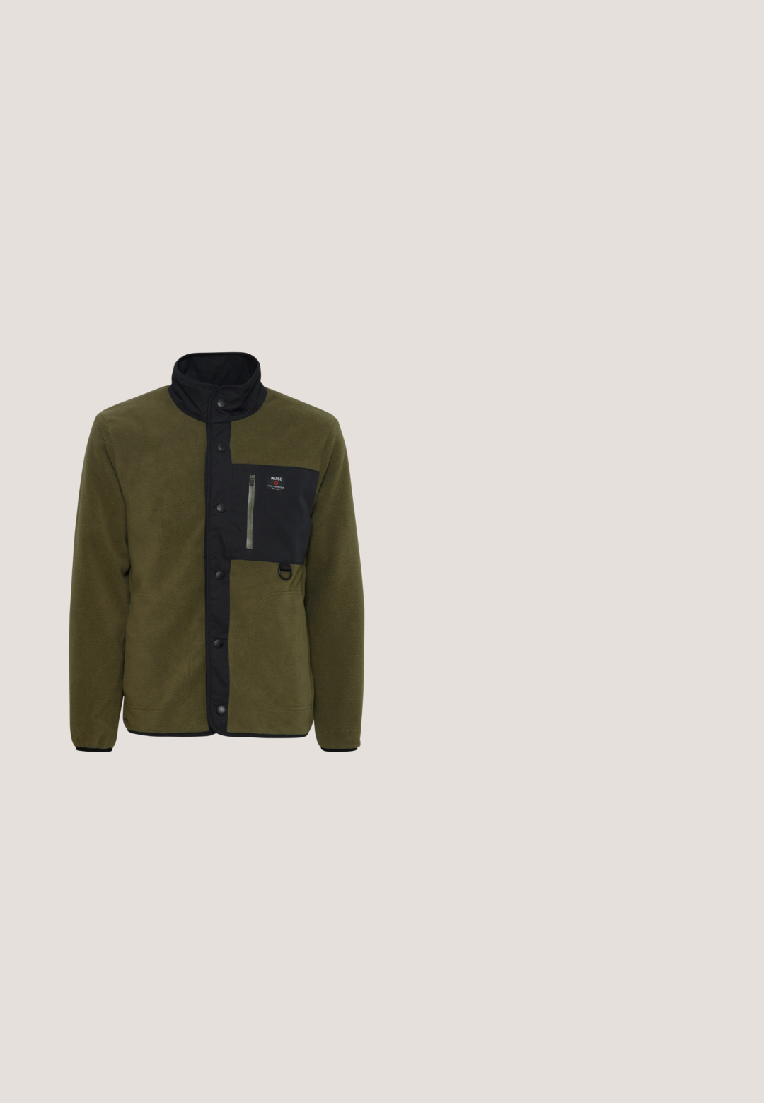 Olijfgroene fleecejas met zwarte accenten, hoge kraag, ritssluiting op de borst en knoopsluiting. Textuurstof, casual ontwerp.; Zwarte sweatvest met rits, gemaakt van zachte stof, met een ribbeltextuur op het bovenste gedeelte en een klein wit logo op de borst.; Navyblauw V-hals T-shirt van katoen, met een klein wit "BOSS" logo op de linkerborst en korte mouwen. Glad textuur.; Olijfgroene broek van een gladde stof, met een knoopsluiting, zijzakken en een rechte snit, met strakke lijnen en minimale details.; Grijze en zwarte BOSS sneaker met gestructureerde zool, mesh- en suède panelen, veters en een merklogo die binnenshuis zweven op een reflecterende vloer.; Zwarte nylon crossbodytas met ritssluiting, verstelbare band en geperst logo detail. Rechthoekige vorm en gladde textuur.