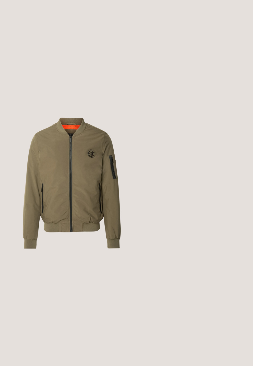 INDICODE JEANS Bomberjacke - olive; Bordeauxfarbener Langarm-Pullover mit Rundhalsausschnitt und kleinem schwarzen gestickten Vogel-Logo auf der linken Brust sowie gerippten Bündchen und Saum.; Graues Baumwoll-T-Shirt mit kurzen Ärmeln und rundem Ausschnitt, das auf der Brust eine bunte Grafik mit einer Sonne und himmlischen Elementen zeigt.; Blaue Jeans mit geradem Bein, mittlerer Bundhöhe, Knopf- und Reißverschluss und klassischem Fünf-Taschen-Design.; Schwarze Ledersneaker mit weißen Gummisohlen. Getragen mit beigen Cordhosen, die vertikale Rippungen und eine lockere Passform aufweisen.; Schwarze rechteckige Sonnenbrille mit dunklen Gläsern. Aus Kunststoff gefertigt, mit geraden Bügeln und minimaler Markenkennzeichnung an der Seite.
