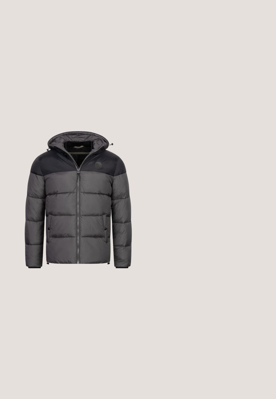 Daunenjacke mit Kapuze, Schwarz- und Graufarbentönen, Reißverschluss vorne, horizontales Steppmuster, elastische Bündchen und zwei Fronttaschen.; Cremfarbener Pullover mit hohem Kragen, halbem Reißverschluss und strukturiertem Zopfstrickmuster. Enganliegende Ärmel und gerippter Saum.; Marineblaues Langarm-Polohemd mit einem Kordhals in Beige. Hat ein kleines rotes Logo auf der Brust, mit geknöpftem Ausschnitt und gerippten Bündchen.; Hellbraune Corduroy-Cargohosen mit geradem Bein, ausgestattet mit Seitentaschen und einem Knopfverschluss am Bund. Strukturiertes Material.; Braune Lederschuhe mit schwarzen Schnürsenkeln, weißer Naht und gummierter Sohle. Kombiniert mit hellblauen Denim-Jeans in leicht lockerer Passform.; Schwarz rechteckige Tasche aus glattem Stoff, mit einem Reißverschluss, einem seitlichen Griff und einem kleinen Logo-Patch auf der Vorderseite.