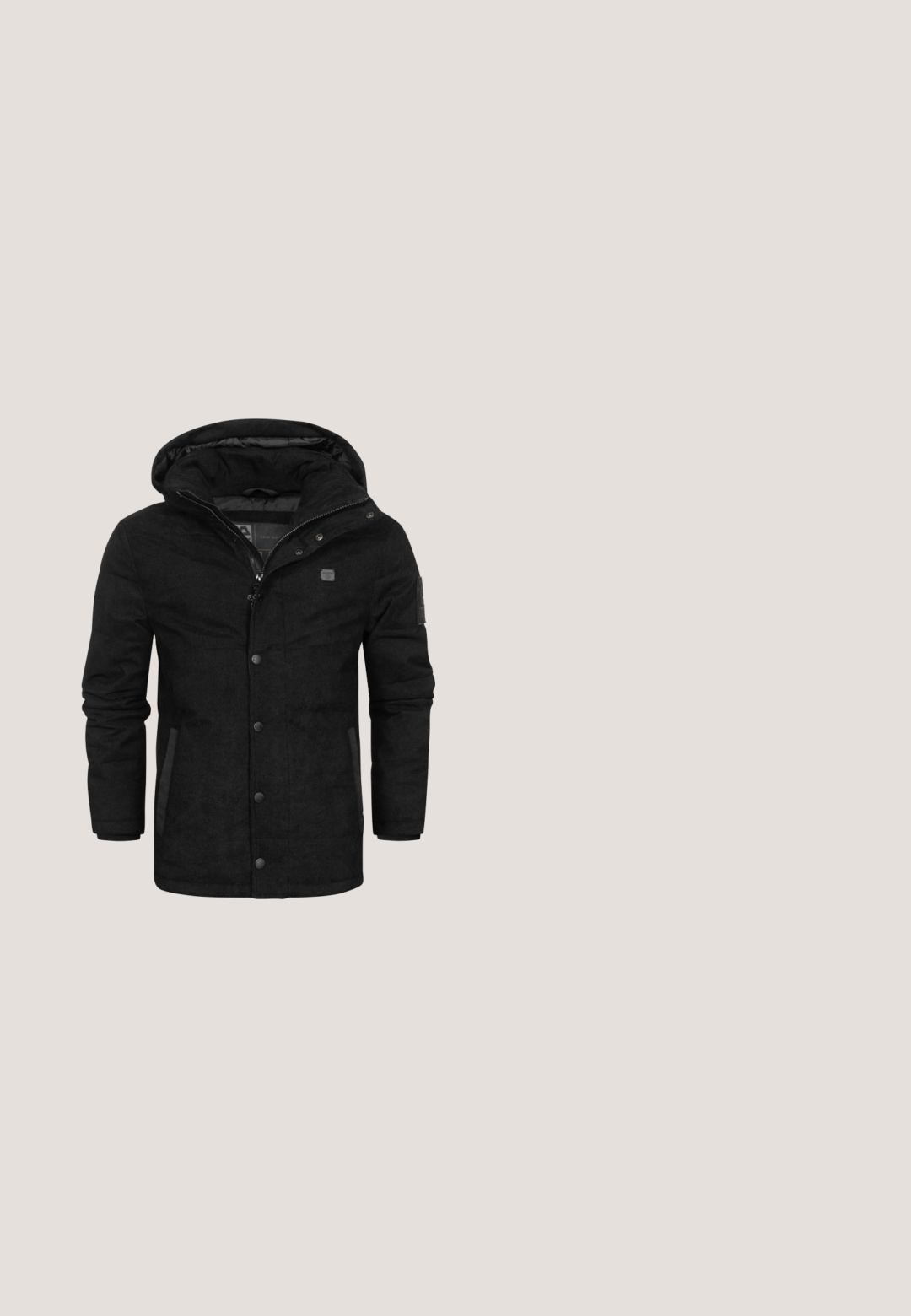 Sort, lynlåslommer med hætte, fremstillet af en tekstureret stof, med trykknapper og sidelommer. Indeholder et emblem på venstre arm.; Grå pullover sweater med lynlåskrave, der har et struktureret strikmønster og en blå accent ved kanten med et logodetalje.; Sort bomulds T-shirt med korte ærmer, rund hals, med hvid broderet tekst "Danish Foodie Club" på den øverste venstre bryst.; Sorte lige bukser med knaplukning, bæltestropper og for- og baglommer, vist på en hvid baggrund.; Sort læder ankelstøvle med snørebånd, teksturerede detaljer og kraftig sål. Har en trækflap og branding på bagsiden.; Sort læder crossbody taske med en pebble-struktur, der har en top lynlås lukning, justerbar rem og en diskret logo-accents på fronten.