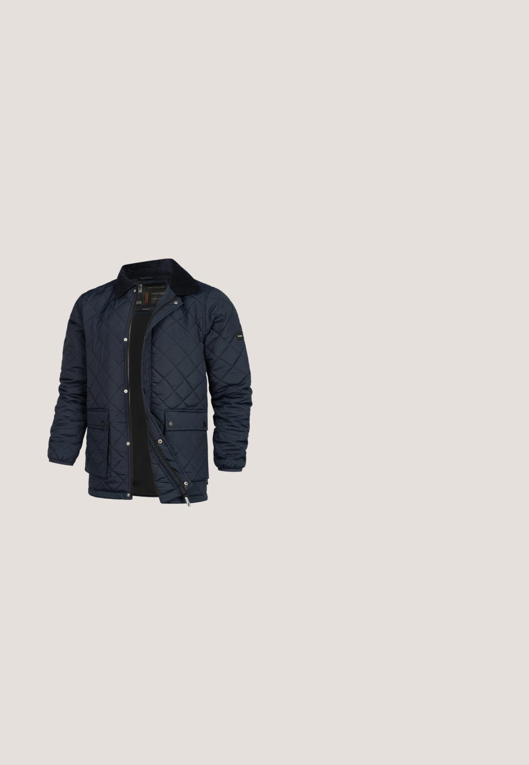 Navy gesteppten Jacke mit einem Kordkragen, Reißverschluss vorne und Druckknopftaschen. Verfügt über eine glatte Textur und ein durchgehendes Rautenmuster.; Dunkelblaues Hoodie aus weichem Stoff, mit einer Fronttasche, Kordelzugkapuze sowie gerippten Bündchen und Saum. Einfaches Design ohne Muster.; Weißes T-Shirt mit einem japanisch inspirierten Druck, der blaue Ozeanwellen, einen entfernten Berg, Bäume, fliegende Vögel und vertikalen roten und schwarzen japanischen Text zeigt.; Hellblaue Denim-Shorts mit klassischem Schnitt, fünf Taschen, Knopfverschluss und subtiler Ausbleichung des Stoffes für eine interessante Textur.; Blauer Wildleder- und Stoff-Sneaker mit weißen Schnürsenkeln, dicker weißer Sohle, schwarzem Profil und weißem Fersenlasche mit schwarzem Logo.; Schwarze Tragetasche mit seitlichen Netzeinsätzen, zwei Griffen, einer vorderen Reißverschlusstasche und einem kleinen rechteckigen Logopatch an der Basis.