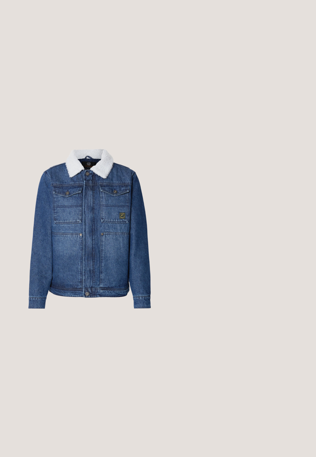 Mørkeblå denimjakke med en hvid imiteret shearlingkrave. Har to brystlommer, knaplukning og en let figursyet form.; Strikket sweater med en cremet base, røde og grønne mønstre af træer, lastbiler og snefnug, med ribkanter ved ærmerne og kanten.; Mørkeblå kordfløjls skjorte med knap-eller, frontknapper, lange ærmer og et lille broderet logo på brystet.; Lys blå denim jeans med lige ben, fem-lomme design, subtil falmning, og en standart talje med knaplukning.; Suedes ankelstøvler i mørk navy med rund tå, snørebåndslukning og en brun gummisål. Har et syet design og en bageste trækflap.; Sort læder duffel-taske med to håndtag, frontlynlåslomme, justerbar skulderrem og sølvfarvet hardware med Joop-logo.