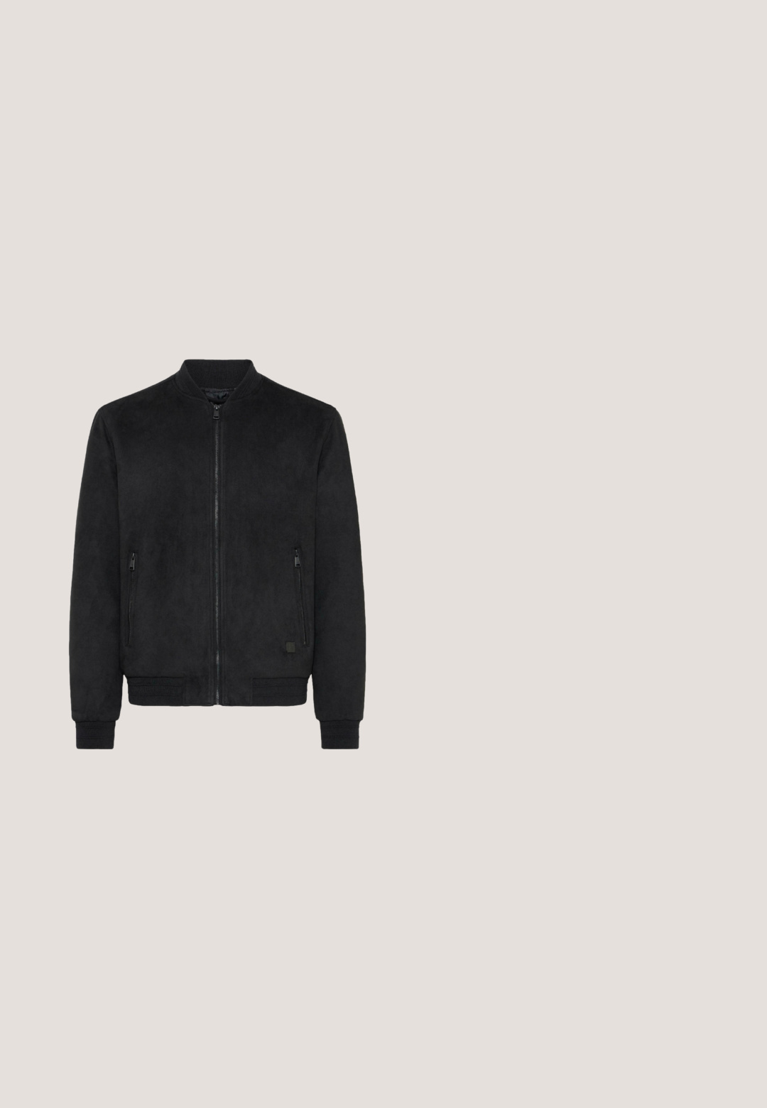 Sort bomberjakke lavet af et suede-lignende materiale, med lynlås foran, to sidelommer, ribbede manchetter og et enkelt design.; Mørkegrå zip-up jakke med høj krave, ribbede manchetter og tekstureret stof. Har en sidelomme og subtile syninger.; Sort t-shirt lavet af bomuld, med en klassisk rund halsudskæring, korte oprollende ærmer og en lige kant. Enkel, ensfarvet design uden mønstre.; Sorte denimshorts med knap foran, bæltestropper og forlommer, vist mod en hvid baggrund.; Sort-hvid lavtop-sneaker med mesh- og ruskindspaneler, snørelukning foran og det mærkede "REISS"-logo på siden og hælen.; Sort, rektangulær bæltetaske med to lynlåslommer og et mærkelogo med teksten "VIRTUS" på frontlommen.