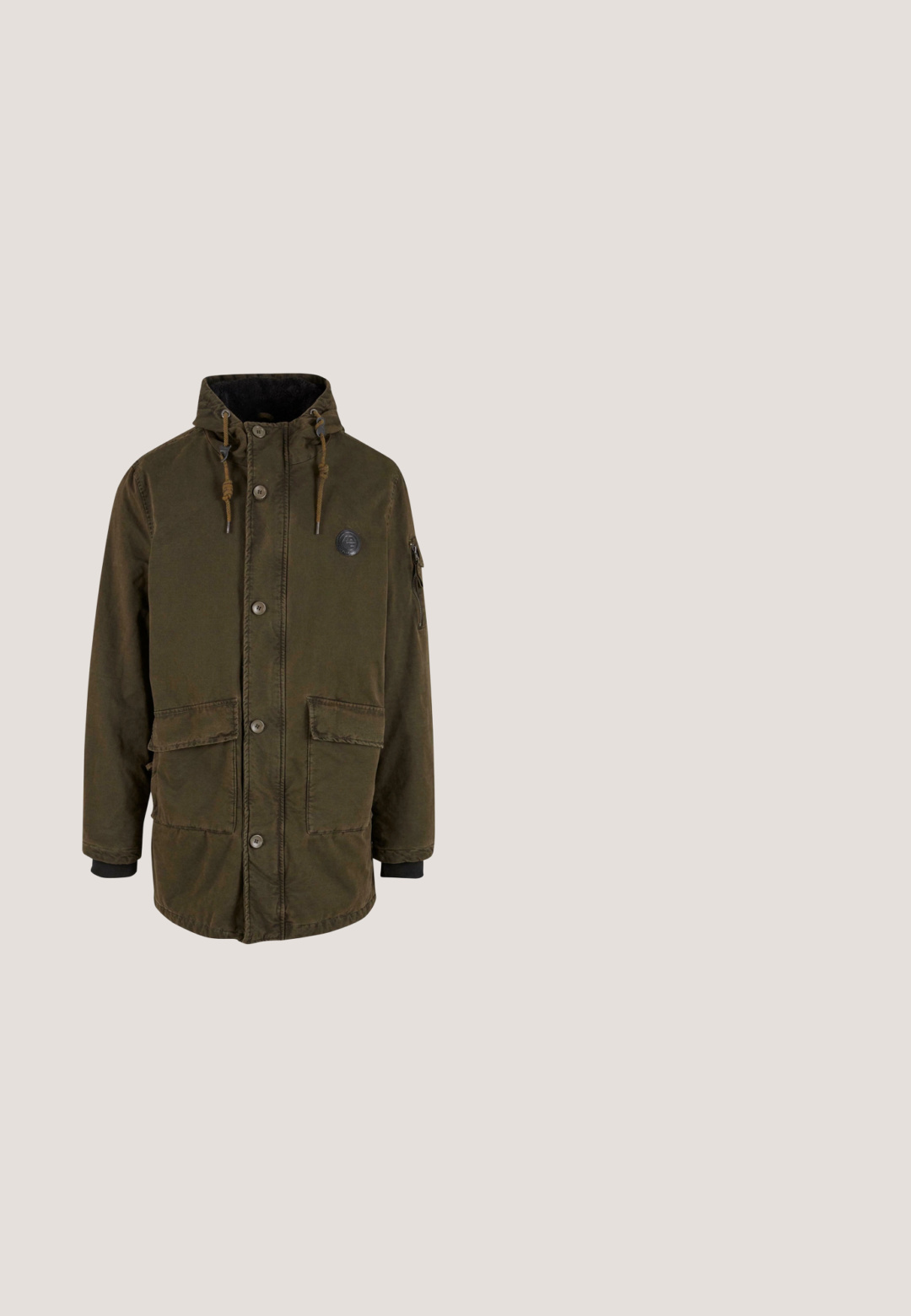 Oliven grøn parka jakke med hætte, frontlukning med knapper, to store sidelommer og en lynlåslomme på ærmet. Fleeceforingen er synlig.; Oliven grøn sweatshirt med høj lynlås krave, ribbede manchetter og kant. Har et lille broderet logo på brystet. Fabrik i bomuldsblanding.; Oliven grøn langærmet skjorte med camouflage-mønstrede ærmer. Lavet af blødt stof, med rund halsudskæring og almindelig pasform.; Mørkegrønne cargobukser med knaplukning, elastiske manchetter og klaplommer på hvert lår.; Timberland BRITTON ROAD EYE MOC-TOE - Snørestøvletter - black; Olivengrøn skuldertaske med en fold-over flap, metalspænde og justerbar rem med 'PEPE JEANS' branding. Holdbar stofkonstruktion.