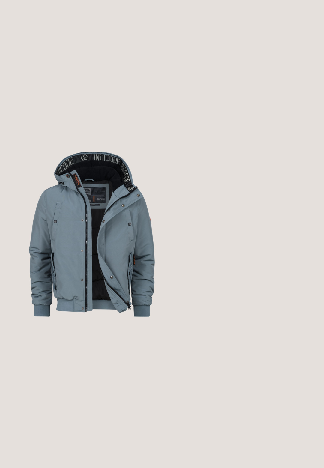 Helle blaue, kapuzenjacke mit Reißverschluss, mit schwarer Innenauskleidung, Druckknopfverschluss und seitlichen Taschen. Akzente sind gebrandete Etiketten.; Beige Sweatshirt mit Rundhalsausschnitt, langen Ärmeln, kleinem Tommy Hilfiger Flaggen-Logo auf der Brust und gebrandetem Nackenetikett.; Marineblaue Baumwoll-T-Shirt mit kurzen Ärmeln und rundem Halsausschnitt, ausgestattet mit einem weißen und roten horizontalen Streifendesign und dem "TOM TAILOR" Logo.; Hellgraue, schlanke Herrenhose mit Seitentaschen, Knopfverschluss, Gürtelschlaufen und kleinem rot-weiß-schwarzem Flaggen-Detail am Bund.; Brauner Chelsea-Stiefel aus Leder mit elastischen seitlichen Einsätzen, abgerundeter Zehenpartie und Gummisohle. Verfügt über gesteppte Akzente und ein kleines Logodetail.; Schwarze, strukturierte Tommy Hilfiger Umhängetasche aus Leder mit verstellbarem Riemen und Logo auf der Vorderseite.