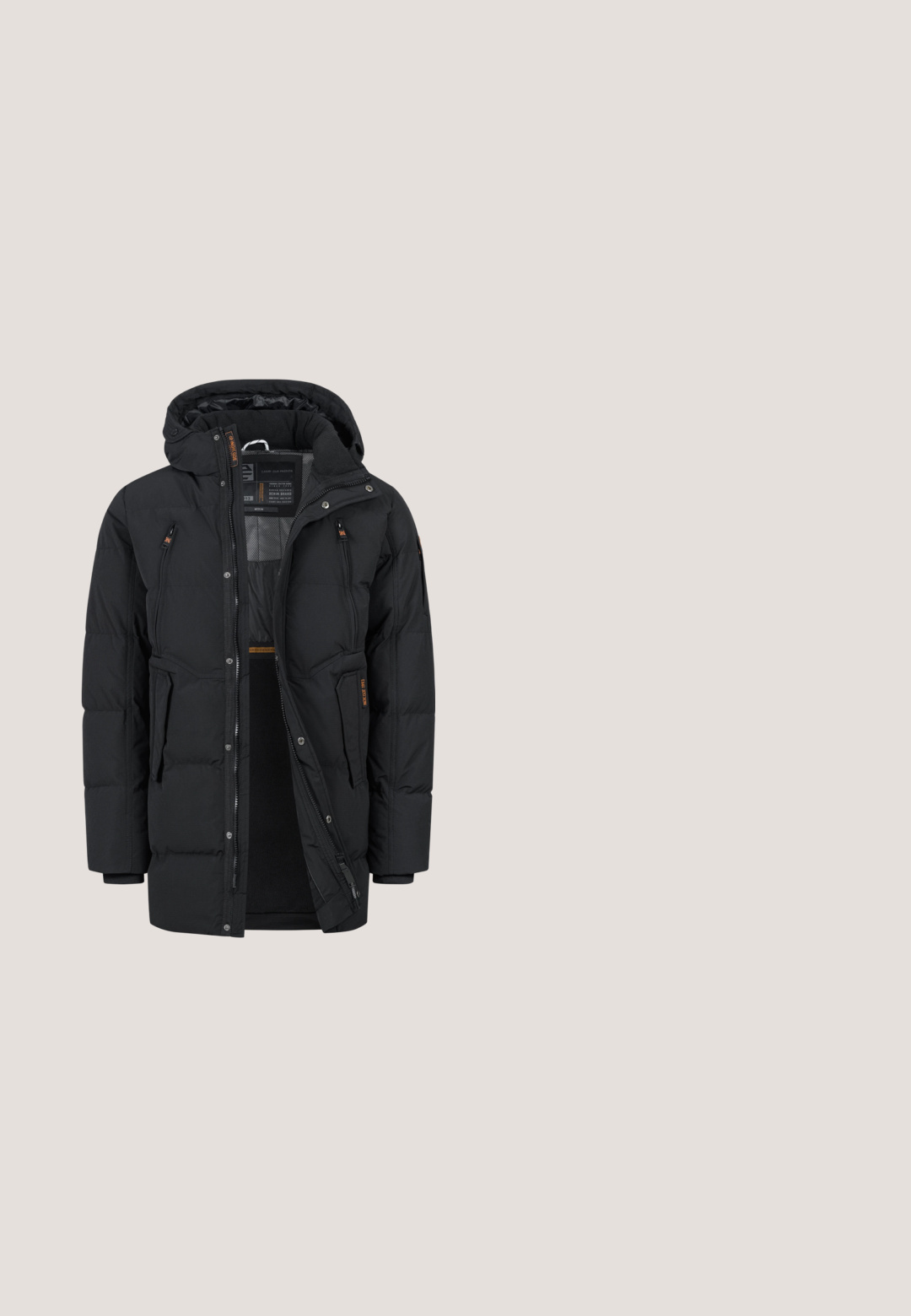 Chaqueta acolchada negra con capucha desmontable, que presenta múltiples bolsillos con cremallera y un suave forro interior, confeccionada en material impermeable.; Suéter negro de punto con cuello redondo, que presenta un panel superior texturizado y puños y dobladillo acanalados. Hecho de una tela suave y cálida.; Camiseta de algodón negra con cuello redondo, mangas cortas, un bolsillo en el lado izquierdo del pecho y un dobladillo recto. Diseño simple y clásico.; Vaqueros de mezclilla negra con corte ajustado, textura desgastada y ligeras zonas de desgaste en los muslos. Cuenta con cinco bolsillos y un cierre de botón en la parte delantera.; Botas de cuero negras hasta el tobillo con un acabado texturizado, que cuentan con seis ojales, un cuello acolchado y una suela de goma resistente. Logo grabado en el lateral.; Bolso bandolera de cuero negro con acabado texturizado, con cierre superior de cremallera, correa ajustable y bolsillo frontal con cremallera.